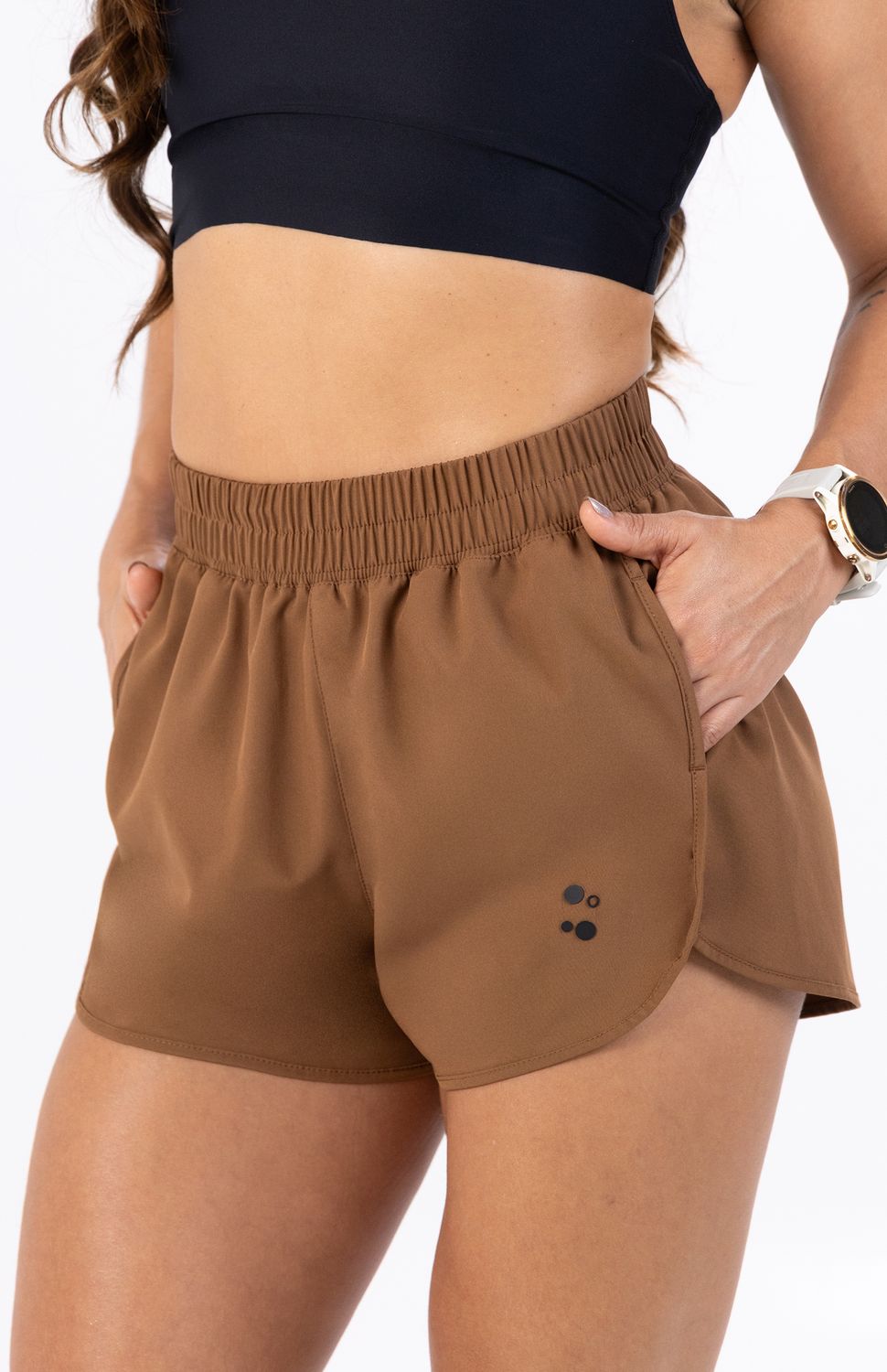 El nuevo Short Deportivo Highforce para mujer. Diseñado con una silueta fluida de bordes curvos redondeados que estilizan la figura y optimizan la apertura de la zancada, este short incorpora una cómoda pretina elástica fruncida de tiro medio-alto que garantiza un ajuste seguro y adaptable en la cintura durante tus rutinas de running, funcional o gimnasio.
Su pilar tecnológico es un avanzado tejido antifluido de rápido secado, que actúa como una barrera protectora repeliendo salpicaduras y lloviznas ligeras, mientras evapora la humedad corporal en tiempo récord para mantenerte ligera y seca. Equipado con prácticos bolsillos laterales, te ofrece el espacio ideal para guardar tus esenciales con total comodidad, fusionando un look de tendencia urbana con el máximo rendimiento técnico.
Beneficios Clave:
•	Tecnología Antifluido Avanzada: Escudo textil de alta ingeniería que repele líquidos y humedad externa para entrenar sin límites al aire libre.
•	Bolsillos Laterales Funcionales: Almacenamiento seguro y accesible para tus llaves, tarjetas o geles durante la carrera.
•	Secado Rápido y Ligereza: Material de peso mínimo que no acumula agua ni sudor, evitando el roce y manteniendo la frescura de principio a fin.
•	Diseño Curvo Ergonómico: Cortes laterales redondeados que favorecen la libertad total de movimiento y aportan una estética atlética sofisticada.
 
 
 60000 
 true 
 765474163,574087863,573463925