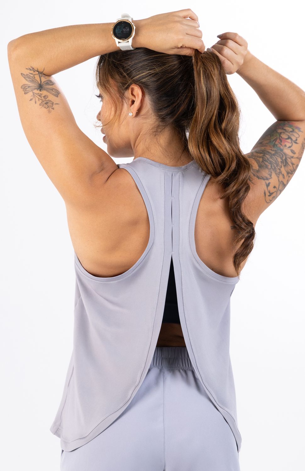 Camiseta Deportiva Manga Sisa Highforce para Mujer - Diseño Ultraliviano con Espalda Abierta.
Experimenta la ligereza absoluta y una ventilación sin límites con la nueva Camiseta Deportiva Manga Sisa Highforce para mujer. Esta blusa sisa (tank top) redefine el concepto de frescura gracias a su innovador diseño de espalda abierta con abertura vertical, una estructura técnica que maximiza el flujo de aire en la zona de mayor calor corporal, permitiendo lucir tu top deportivo favorito con un estilo moderno y fluido.
Fabricada con un tejido textil ultraliviano de última generación, esta prenda ofrece una sensación de peso cero sobre la piel. Su tecnología de rápido secado expulsa la humedad de inmediato hacia el exterior, evitando que la camiseta se vuelva pesada con el sudor. Además, incorpora protección antimicrobial permanente que bloquea las bacterias causantes del mal olor, garantizando máxima higiene y confort en tus entrenamientos de running, gimnasio, spinning o funcional.
Beneficios Clave:
•	Diseño de Espalda con Abertura: Apertura posterior estilizada que incrementa drásticamente la transpirabilidad y ofrece un look atlético de vanguardia.
•	Secado Rápido Superior: Gestión eficiente de la humedad que evapora el sudor al instante, manteniendo tu piel seca y fresca.
 
 
 75000 
 true 
 765474163,574087863,573463925