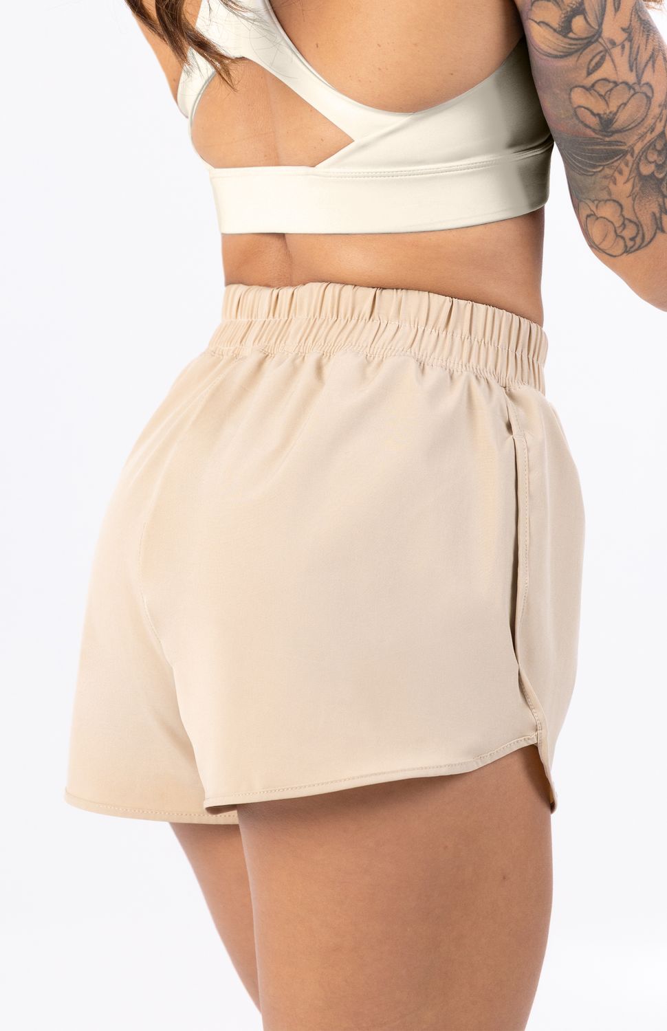 El nuevo Short Deportivo Highforce para mujer. Diseñado con una silueta fluida de bordes curvos redondeados que estilizan la figura y optimizan la apertura de la zancada, este short incorpora una cómoda pretina elástica fruncida de tiro medio-alto que garantiza un ajuste seguro y adaptable en la cintura durante tus rutinas de running, funcional o gimnasio.
Su pilar tecnológico es un avanzado tejido antifluido de rápido secado, que actúa como una barrera protectora repeliendo salpicaduras y lloviznas ligeras, mientras evapora la humedad corporal en tiempo récord para mantenerte ligera y seca. Equipado con prácticos bolsillos laterales, te ofrece el espacio ideal para guardar tus esenciales con total comodidad, fusionando un look de tendencia urbana con el máximo rendimiento técnico.
Beneficios Clave:
•	Tecnología Antifluido Avanzada: Escudo textil de alta ingeniería que repele líquidos y humedad externa para entrenar sin límites al aire libre.
•	Bolsillos Laterales Funcionales: Almacenamiento seguro y accesible para tus llaves, tarjetas o geles durante la carrera.
•	Secado Rápido y Ligereza: Material de peso mínimo que no acumula agua ni sudor, evitando el roce y manteniendo la frescura de principio a fin.
•	Diseño Curvo Ergonómico: Cortes laterales redondeados que favorecen la libertad total de movimiento y aportan una estética atlética sofisticada.
 
 
 60000 
 true 
 765474163,574087863,573463925