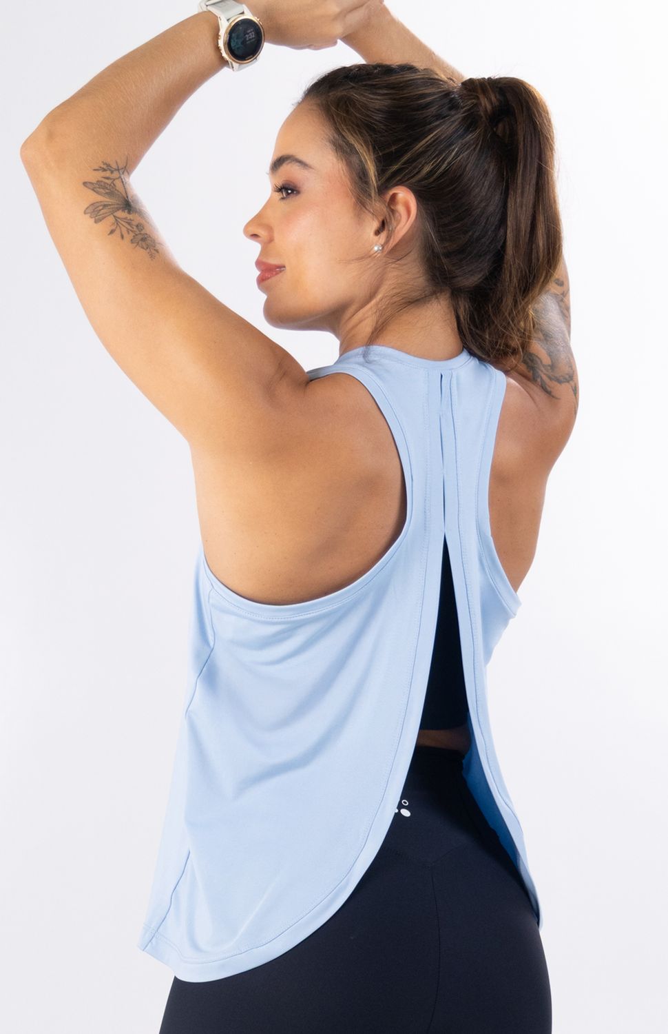 Camiseta Deportiva Manga Sisa Highforce para Mujer - Diseño Ultraliviano con Espalda Abierta.
Experimenta la ligereza absoluta y una ventilación sin límites con la nueva Camiseta Deportiva Manga Sisa Highforce para mujer. Esta blusa sisa (tank top) redefine el concepto de frescura gracias a su innovador diseño de espalda abierta con abertura vertical, una estructura técnica que maximiza el flujo de aire en la zona de mayor calor corporal, permitiendo lucir tu top deportivo favorito con un estilo moderno y fluido.
Fabricada con un tejido textil ultraliviano de última generación, esta prenda ofrece una sensación de peso cero sobre la piel. Su tecnología de rápido secado expulsa la humedad de inmediato hacia el exterior, evitando que la camiseta se vuelva pesada con el sudor. Además, incorpora protección antimicrobial permanente que bloquea las bacterias causantes del mal olor, garantizando máxima higiene y confort en tus entrenamientos de running, gimnasio, spinning o funcional.
Beneficios Clave:
•	Diseño de Espalda con Abertura: Apertura posterior estilizada que incrementa drásticamente la transpirabilidad y ofrece un look atlético de vanguardia.
•	Secado Rápido Superior: Gestión eficiente de la humedad que evapora el sudor al instante, manteniendo tu piel seca y fresca.
 
 
 75000 
 true 
 765474163,574087863,573463925