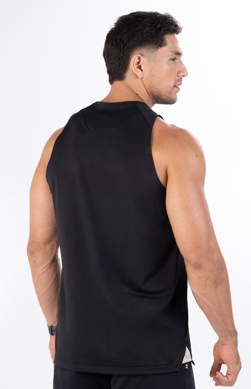 Lleva tu frescura e intensidad al siguiente nivel con la nueva Camiseta Deportiva Manga Sisa Highforce para hombre. Diseñada bajo una silueta tipo musculosa de corte atlético, esta prenda ofrece la cobertura ideal en la zona posterior combinada con una total libertad de movimiento en los brazos. Cuenta con innovadoras aberturas laterales en corte "V", una estructura técnica en el dobladillo inferior que evita que la prenda se entalle en las caderas, permitiendo una zancada fluida en entrenamientos de running, crossfit o sesiones de fuerza.
Su confección incorpora un avanzado tejido microperforado de alta ingeniería que actúa como una red de ventilación constante, disipando el calor corporal de manera inmediata. Equipada con tecnología de rápido secado y protección antimicrobiana permanente, esta camiseta expulsa la humedad hacia el exterior en tiempo récord para evitar que sume peso por el sudor, bloqueando eficazmente las bacterias que generan el mal olor para mantenerte fresco, cómodo y enfocado en tus metas diarias.
Beneficios Clave:
•	Silueta Musculosa Ergonómica: Corte superior que protege la zona de los hombros y la espalda contra fricciones, ideal para usar con chalecos de running o barras de gimnasio.
•	Máxima Ventilación Microperforada: Tejido ultraligero microperforado permite un flujo de aire continuo y una sensación de libertad.
•	Aberturas Laterales en V: Diseñadas para garantizar una movilidad sin restricciones en la zona media.
•	Control de Humedad y Olor: Sistema de secado rápido que disipa el sudor al instante combinado con acción antimicrobiana permanente de alta duración.

 
 
 70000 
 true 
 765474163,574087863,573463925