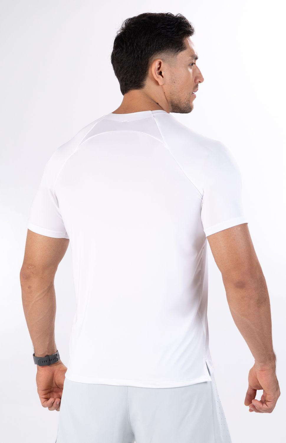 Con la nueva Camiseta Deportiva de Manga Corta Highforce para hombre. Diseñada para atletas exigentes, esta prenda destaca por su innovador cuello estructurado con cortes ergonómicos si costura , un detalle de diseño premium que estabiliza la prenda y mantiene su forma intacta. Su construcción con mangas raglán elimina las costuras sobre los hombros, suprimiendo por completo la fricción y permitiendo una oscilación de brazos totalmente libre y natural en tus entrenamientos de running, gimnasio o exteriores.
Confeccionada con un tejido técnico super liviano, esta camiseta ofrece una sensación de ingravidez absoluta sobre la piel. Viene equipada con protección UV integrada, convirtiéndose en la aliada indispensable para proteger tu piel durante largas sesiones bajo el sol, mientras que su tecnología de rápido secado absorbe y evapora la humedad de inmediato para evitar que la prenda se sature de sudor, manteniéndote fresco, seco y ligero de principio a fin.
Beneficios Clave:
•	Corte Raglán Anti-Roce: Mangas sin costuras superiores que despejan la articulación del hombro, ideales para running de larga distancia o entrenamientos funcionales.
•	Escudo con Protección UV: Bloqueo eficaz contra los rayos solares para entrenar al aire libre con total seguridad.
•	Tejido Ultra Liviano y Secado Rápido: Gestión avanzada de la humedad en un material de peso mínimo que disipa el calor corporal al instante.
 
 
 75000 
 true 
 765474163,574087863,573463925