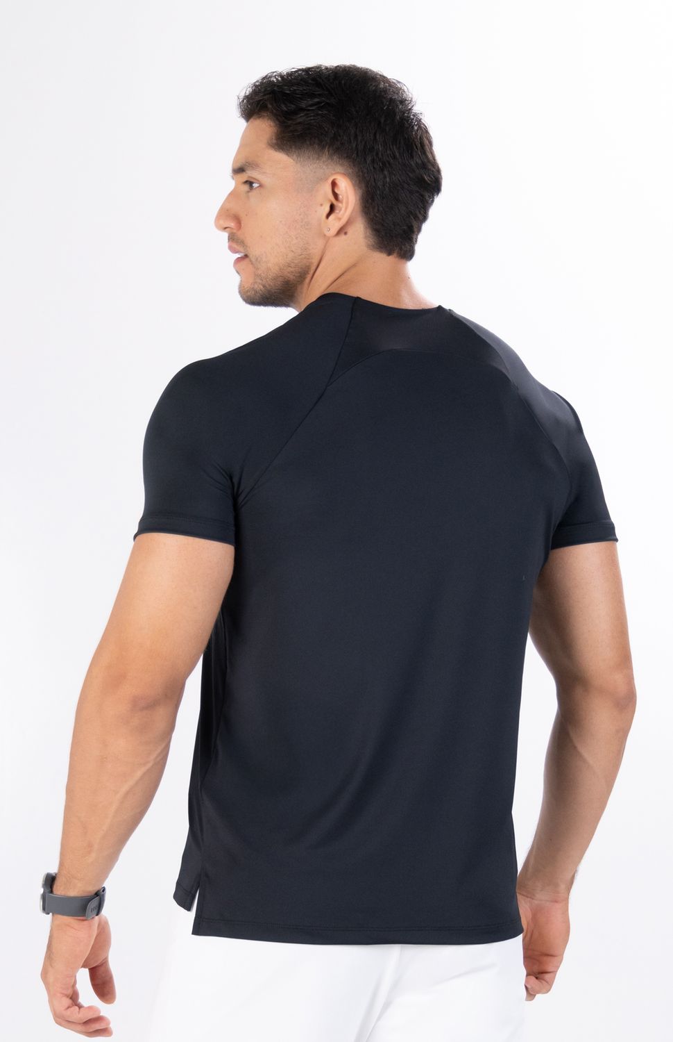 Con la nueva Camiseta Deportiva de Manga Corta Highforce para hombre. Diseñada para atletas exigentes, esta prenda destaca por su innovador cuello estructurado con cortes ergonómicos si costura , un detalle de diseño premium que estabiliza la prenda y mantiene su forma intacta. Su construcción con mangas raglán elimina las costuras sobre los hombros, suprimiendo por completo la fricción y permitiendo una oscilación de brazos totalmente libre y natural en tus entrenamientos de running, gimnasio o exteriores.
Confeccionada con un tejido técnico super liviano, esta camiseta ofrece una sensación de ingravidez absoluta sobre la piel. Viene equipada con protección UV integrada, convirtiéndose en la aliada indispensable para proteger tu piel durante largas sesiones bajo el sol, mientras que su tecnología de rápido secado absorbe y evapora la humedad de inmediato para evitar que la prenda se sature de sudor, manteniéndote fresco, seco y ligero de principio a fin.
Beneficios Clave:
•	Corte Raglán Anti-Roce: Mangas sin costuras superiores que despejan la articulación del hombro, ideales para running de larga distancia o entrenamientos funcionales.
•	Escudo con Protección UV: Bloqueo eficaz contra los rayos solares para entrenar al aire libre con total seguridad.
•	Tejido Ultra Liviano y Secado Rápido: Gestión avanzada de la humedad en un material de peso mínimo que disipa el calor corporal al instante.
 
 
 75000 
 true 
 765474163,574087863,573463925