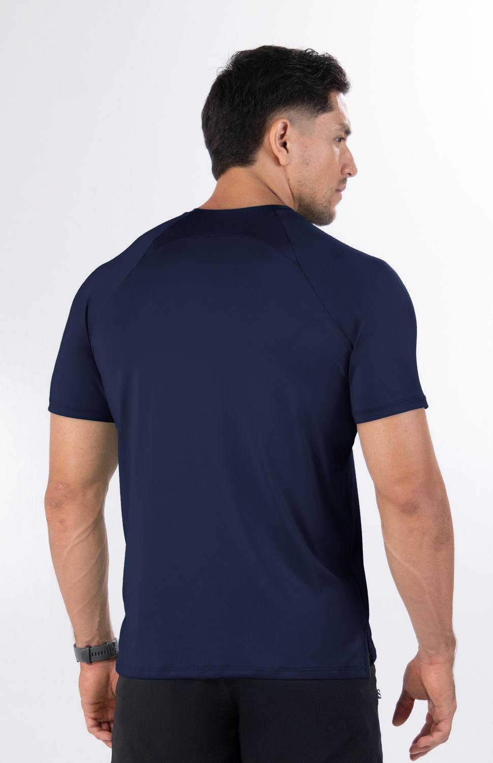 Con la nueva Camiseta Deportiva de Manga Corta Highforce para hombre. Diseñada para atletas exigentes, esta prenda destaca por su innovador cuello estructurado con cortes ergonómicos si costura , un detalle de diseño premium que estabiliza la prenda y mantiene su forma intacta. Su construcción con mangas raglán elimina las costuras sobre los hombros, suprimiendo por completo la fricción y permitiendo una oscilación de brazos totalmente libre y natural en tus entrenamientos de running, gimnasio o exteriores.
Confeccionada con un tejido técnico super liviano, esta camiseta ofrece una sensación de ingravidez absoluta sobre la piel. Viene equipada con protección UV integrada, convirtiéndose en la aliada indispensable para proteger tu piel durante largas sesiones bajo el sol, mientras que su tecnología de rápido secado absorbe y evapora la humedad de inmediato para evitar que la prenda se sature de sudor, manteniéndote fresco, seco y ligero de principio a fin.
Beneficios Clave:
•	Corte Raglán Anti-Roce: Mangas sin costuras superiores que despejan la articulación del hombro, ideales para running de larga distancia o entrenamientos funcionales.
•	Escudo con Protección UV: Bloqueo eficaz contra los rayos solares para entrenar al aire libre con total seguridad.
•	Tejido Ultra Liviano y Secado Rápido: Gestión avanzada de la humedad en un material de peso mínimo que disipa el calor corporal al instante.
 
 
 75000 
 true 
 765474163,574087863,573463925