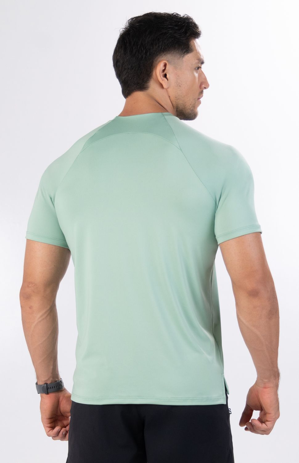 Con la nueva Camiseta Deportiva de Manga Corta Highforce para hombre. Diseñada para atletas exigentes, esta prenda destaca por su innovador cuello estructurado con cortes ergonómicos si costura , un detalle de diseño premium que estabiliza la prenda y mantiene su forma intacta. Su construcción con mangas raglán elimina las costuras sobre los hombros, suprimiendo por completo la fricción y permitiendo una oscilación de brazos totalmente libre y natural en tus entrenamientos de running, gimnasio o exteriores.
Confeccionada con un tejido técnico super liviano, esta camiseta ofrece una sensación de ingravidez absoluta sobre la piel. Viene equipada con protección UV integrada, convirtiéndose en la aliada indispensable para proteger tu piel durante largas sesiones bajo el sol, mientras que su tecnología de rápido secado absorbe y evapora la humedad de inmediato para evitar que la prenda se sature de sudor, manteniéndote fresco, seco y ligero de principio a fin.
Beneficios Clave:
•	Corte Raglán Anti-Roce: Mangas sin costuras superiores que despejan la articulación del hombro, ideales para running de larga distancia o entrenamientos funcionales.
•	Escudo con Protección UV: Bloqueo eficaz contra los rayos solares para entrenar al aire libre con total seguridad.
•	Tejido Ultra Liviano y Secado Rápido: Gestión avanzada de la humedad en un material de peso mínimo que disipa el calor corporal al instante.
 
 
 75000 
 true 
 765474163,574087863,573463925