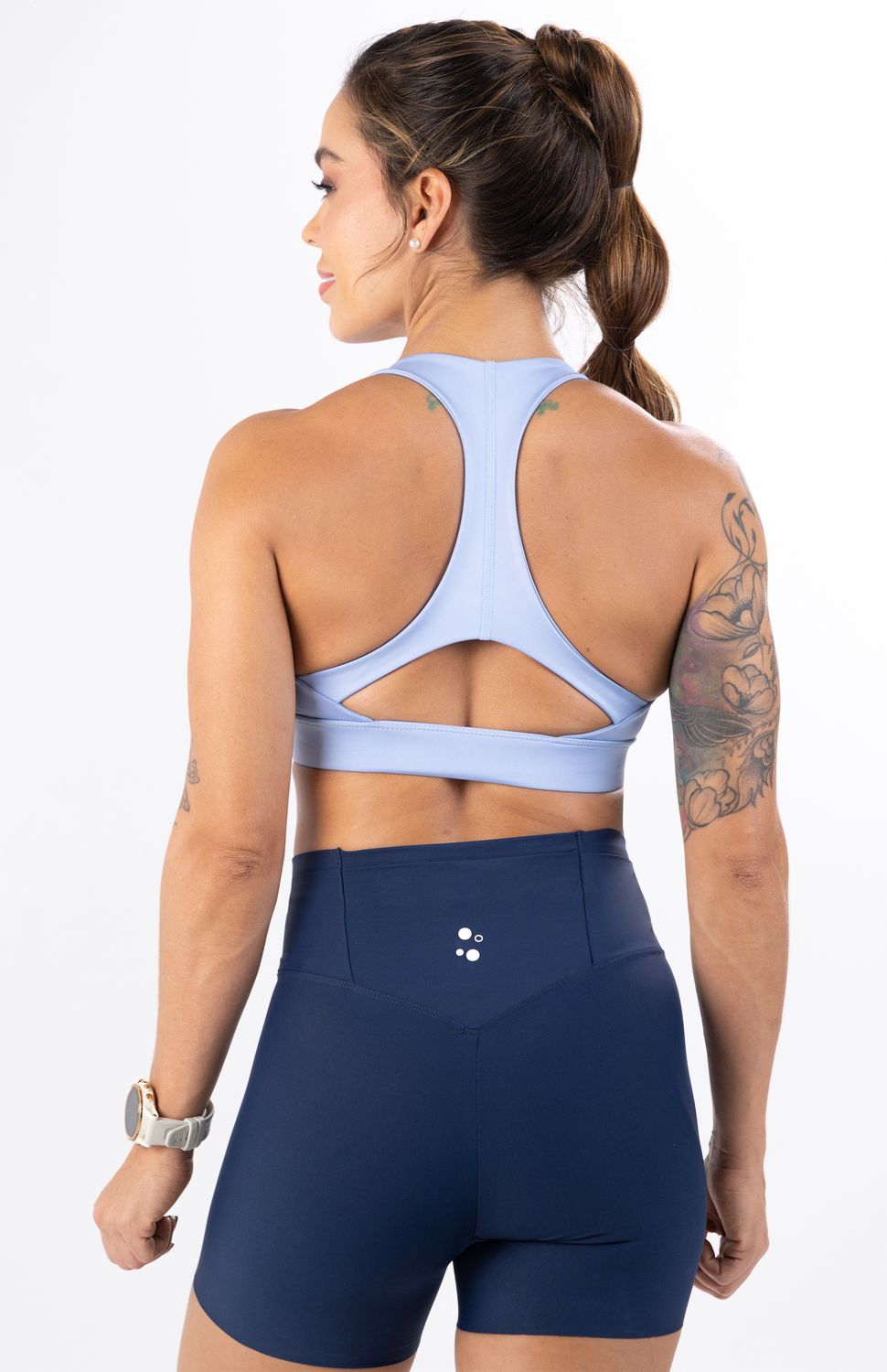 Lleva tu rendimiento al siguiente nivel con el nuevo biker corto de running Highforce, la prenda definitiva para correr largas distancias sin distracciones. Este short combina una compresión ergonómica que brinda soporte muscular con un innovador cinturón perimetral integrado en la pretina alta, ideal para almacenar tu celular, geles y llaves de forma segura y 100% libre de rebotes.
Diseñado para corredoras exigentes, cuenta con una banda siliconada antideslizante en la pierna que evita que la prenda se suba o se enrolle en cada zancada. Su tejido técnico de rápido secado y tecnología antimicrobial distribuye la humedad de inmediato y previene los malos olores, manteniéndote fresca, seca y cómoda durante tus entrenamientos diarios o fondos de fin de semana.
Beneficios Clave:
•	Almacenamiento 360°: Cinturón de running integrado en la pretina para llevar tus esenciales sin necesidad de accesorios extra.
•	Ajuste Antideslizante: Grip de silicona en la bota de la pierna que mantiene el short en su lugar y evita rozaduras.
•	Rendimiento Textil: Tela de compresión elástica, de secado rápido y con protección antimicrobial permanente.
 
 https://static.wixstatic.com/media/02498f_97b0b0e8a6764b69a8af11deede4ffec~mv2.jpg 
 100000 
 true 
 765474163,574087863,573463925 
 https://uqcbiumiwpkdvmdcpyjk.supabase.co/storage/v1/object/public/images/videos/HR000453-09.mp4