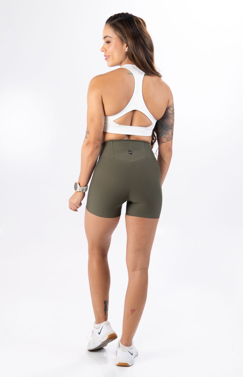Lleva tu rendimiento al siguiente nivel con el nuevo biker corto de running Highforce, la prenda definitiva para correr largas distancias sin distracciones. Este short combina una compresión ergonómica que brinda soporte muscular con un innovador cinturón perimetral integrado en la pretina alta, ideal para almacenar tu celular, geles y llaves de forma segura y 100% libre de rebotes.
Diseñado para corredoras exigentes, cuenta con una banda siliconada antideslizante en la pierna que evita que la prenda se suba o se enrolle en cada zancada. Su tejido técnico de rápido secado y tecnología antimicrobial distribuye la humedad de inmediato y previene los malos olores, manteniéndote fresca, seca y cómoda durante tus entrenamientos diarios o fondos de fin de semana.
Beneficios Clave:
•	Almacenamiento 360°: Cinturón de running integrado en la pretina para llevar tus esenciales sin necesidad de accesorios extra.
•	Ajuste Antideslizante: Grip de silicona en la bota de la pierna que mantiene el short en su lugar y evita rozaduras.
•	Rendimiento Textil: Tela de compresión elástica, de secado rápido y con protección antimicrobial permanente.
 
 https://static.wixstatic.com/media/02498f_97b0b0e8a6764b69a8af11deede4ffec~mv2.jpg 
 100000 
 true 
 765474163,574087863,573463925