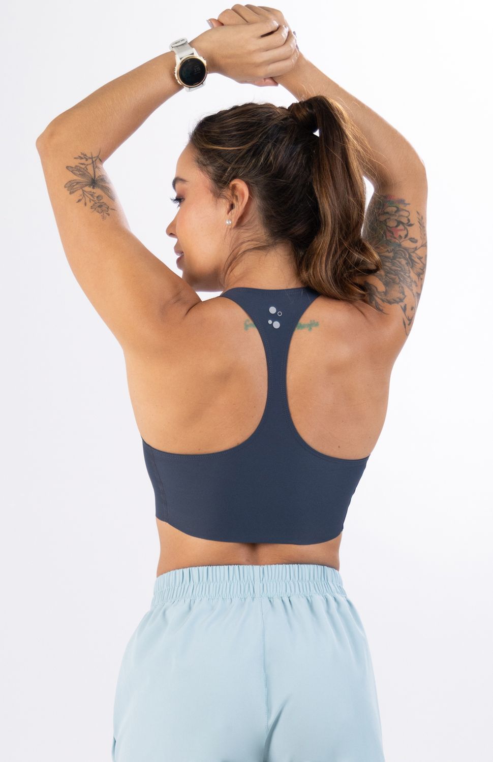 Experimenta el equilibrio perfecto entre soporte premium y libertad absoluta con el nuevo Top Deportivo Sin Costuras (Seamless) Highforce. Diseñado para adaptarse como una segunda piel, este top elimina por completo las costuras tradicionales para evitar rozaduras e irritaciones durante tus entrenamientos de running, funcional o entrenamientos de alta intensidad (HIIT).
Su gran innovación es una sutil banda siliconada antideslizante en la parte interna del fajón, la cual asegura que el top permanezca exactamente en su lugar en cada movimiento, salto o zancada, sin necesidad de reajustes constantes. Confeccionado con un tejido elástico multidireccional de rápido secado y tecnología antimicrobial, este top ofrece una ventilación estratégica que expulsa la humedad, manteniéndote fresca, segura y concentrada de principio a fin.
Beneficios Clave:
•	Tecnología Seamless (Sin Costuras): Construcción tubular que reduce la fricción en la piel, garantizando máxima comodidad y un ajuste estético impecable.
•	Fajón con Silicona Antideslizante: Grip interno de alta tecnología que evita que la prenda se suba o se mueva durante ejercicios de alto impacto.
•	Control de Humedad y Olor: Textil de secado rápido con protección antimicrobial permanente que inhibe las bacterias causantes del mal olor.
•	Soporte Ergonómico: Compresión óptima que se adapta a tu silueta, brindando estabilidad sin limitar tu capacidad respiratoria.
 
 https://static.wixstatic.com/media/02498f_307ecdd72dfc48f2bb9e33b30e307c16~mv2.jpg 
 75000 
 true 
 765474163,574087863,573463925