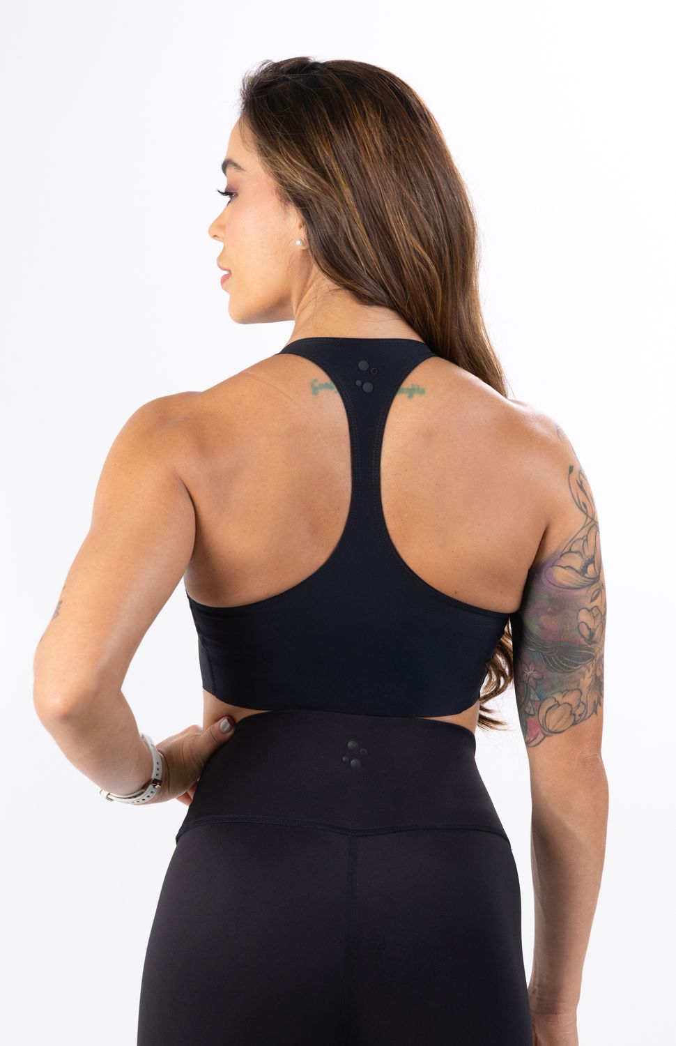 Experimenta el equilibrio perfecto entre soporte premium y libertad absoluta con el nuevo Top Deportivo Sin Costuras (Seamless) Highforce. Diseñado para adaptarse como una segunda piel, este top elimina por completo las costuras tradicionales para evitar rozaduras e irritaciones durante tus entrenamientos de running, funcional o entrenamientos de alta intensidad (HIIT).
Su gran innovación es una sutil banda siliconada antideslizante en la parte interna del fajón, la cual asegura que el top permanezca exactamente en su lugar en cada movimiento, salto o zancada, sin necesidad de reajustes constantes. Confeccionado con un tejido elástico multidireccional de rápido secado y tecnología antimicrobial, este top ofrece una ventilación estratégica que expulsa la humedad, manteniéndote fresca, segura y concentrada de principio a fin.
Beneficios Clave:
•	Tecnología Seamless (Sin Costuras): Construcción tubular que reduce la fricción en la piel, garantizando máxima comodidad y un ajuste estético impecable.
•	Fajón con Silicona Antideslizante: Grip interno de alta tecnología que evita que la prenda se suba o se mueva durante ejercicios de alto impacto.
•	Control de Humedad y Olor: Textil de secado rápido con protección antimicrobial permanente que inhibe las bacterias causantes del mal olor.
•	Soporte Ergonómico: Compresión óptima que se adapta a tu silueta, brindando estabilidad sin limitar tu capacidad respiratoria.
 
 https://static.wixstatic.com/media/02498f_307ecdd72dfc48f2bb9e33b30e307c16~mv2.jpg 
 75000 
 true 
 765474163,574087863,573463925
