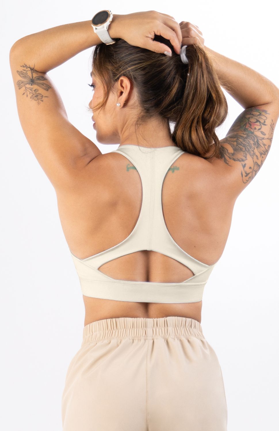 Luce un estilo sofisticado y entrena con total seguridad con el nuevo Top Deportivo Highforce de Espalda Abierta. Este top redefine el equilibrio entre un diseño estético vanguardista y la funcionalidad técnica que necesitas para tus entrenamientos de running, spinning, entrenamientos fuerza o sesiones de Yoga.
Su gran ventaja estructural radica en el contraste de sus zonas: mientras el frente está confeccionado en tela doble de alta densidad para garantizar una compresión óptima, un soporte superior y cero transparencias, la espalda presenta un diseño abierto que no solo estiliza la silueta, sino que maximiza la ventilación en las zonas de mayor sudoración. Fabricado con fibras elásticas de rápido secado y tecnología antimicrobial, este top te mantiene fresca, seca y con un ajuste premium que se mueve contigo.
Beneficios Clave:
•	Frente en Doble Tela: Capa reforzada que ofrece un soporte firme y seguro para actividades de impacto medio a alto, brindando máxima cobertura y confianza.
•	Diseño de Espalda Abierta: Silueta de ventilación estratégica que libera los omóplatos para un rango de movimiento total y un look impecable.
•	Elasticidad Ergonómica: Ajuste de compresión que moldea el torso de forma cómoda, sin oprimir ni limitar la respiración.
•	Gestión de Humedad y Olor: Textil transpirable de secado rápido con protección antimicrobial permanente que bloquea las bacterias causantes del mal olor.
 
 
 70000 
 true 
 765474163,574087863,573463925