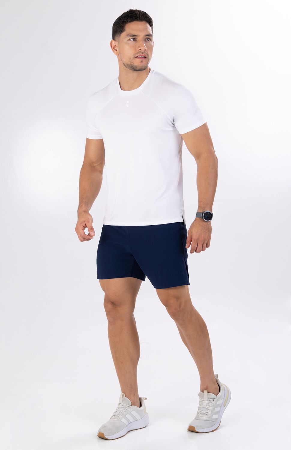 Maximiza tu velocidad y confort en cada zancada con la nueva Pantaloneta de Running Highforce para hombre. Diseñada para ofrecer una ligereza absoluta en tus entrenamientos diarios y fondos largos, esta prenda cuenta con un tejido elástico bidireccional de alto rendimiento que se adapta fluidamente a la biomecánica de tu carrera, permitiendo una apertura de zancada total y sin restricciones.
Su elemento clave es el bóxer interno integrado, confeccionado con un textil técnico ultrasuave que brinda soporte ergonómico óptimo y previene por completo las rozaduras por fricción. Todo el conjunto está equipado con tecnología de rápido secado y protección antimicrobial avanzada, un sistema de gestión de humedad que evapora el sudor en tiempo récord y bloquea las bacterias causantes del mal olor, manteniéndote fresco, ligero y enfocado en romper tus marcas de principio a fin.
Beneficios Clave:
•	Elasticidad Bidireccional: Tejido exterior ultraligero que estira en dos direcciones para garantizar una libertad de movimiento sin límites.
•	Bóxer Interno de Soporte: Forro interior integrado que reemplaza la ropa interior tradicional, reduciendo el roce y manteniendo el soporte muscular en su lugar.
•	Control de Sudor y Olor: Tecnología textil transpirable de secado rápido y acción antimicrobial permanente que previene la humedad y los malos olores.
•	Diseño Ergonómico para Running: Silueta optimizada para corredores que buscan reducir el peso y mejorar la ventilación en distancias cortas o maratones.
 
 "https://static.wixstatic.com/media/02498f_eaaca1b95b824fa29645b7408b6c2bd9~mv2.jpg"
 
 120000 
 true 
 765474163,574087863,573463925