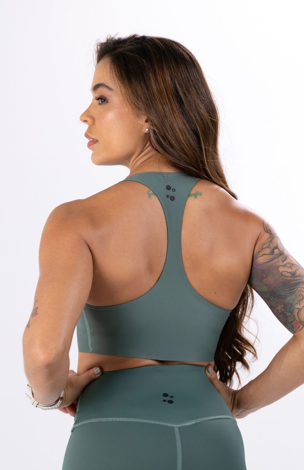 Experimenta el equilibrio perfecto entre soporte premium y libertad absoluta con el nuevo Top Deportivo Sin Costuras (Seamless) Highforce. Diseñado para adaptarse como una segunda piel, este top elimina por completo las costuras tradicionales para evitar rozaduras e irritaciones durante tus entrenamientos de running, funcional o entrenamientos de alta intensidad (HIIT).
Su gran innovación es una sutil banda siliconada antideslizante en la parte interna del fajón, la cual asegura que el top permanezca exactamente en su lugar en cada movimiento, salto o zancada, sin necesidad de reajustes constantes. Confeccionado con un tejido elástico multidireccional de rápido secado y tecnología antimicrobial, este top ofrece una ventilación estratégica que expulsa la humedad, manteniéndote fresca, segura y concentrada de principio a fin.
Beneficios Clave:
•	Tecnología Seamless (Sin Costuras): Construcción tubular que reduce la fricción en la piel, garantizando máxima comodidad y un ajuste estético impecable.
•	Fajón con Silicona Antideslizante: Grip interno de alta tecnología que evita que la prenda se suba o se mueva durante ejercicios de alto impacto.
•	Control de Humedad y Olor: Textil de secado rápido con protección antimicrobial permanente que inhibe las bacterias causantes del mal olor.
•	Soporte Ergonómico: Compresión óptima que se adapta a tu silueta, brindando estabilidad sin limitar tu capacidad respiratoria.
 
 https://static.wixstatic.com/media/02498f_307ecdd72dfc48f2bb9e33b30e307c16~mv2.jpg 
 75000 
 true 
 765474163,574087863,573463925