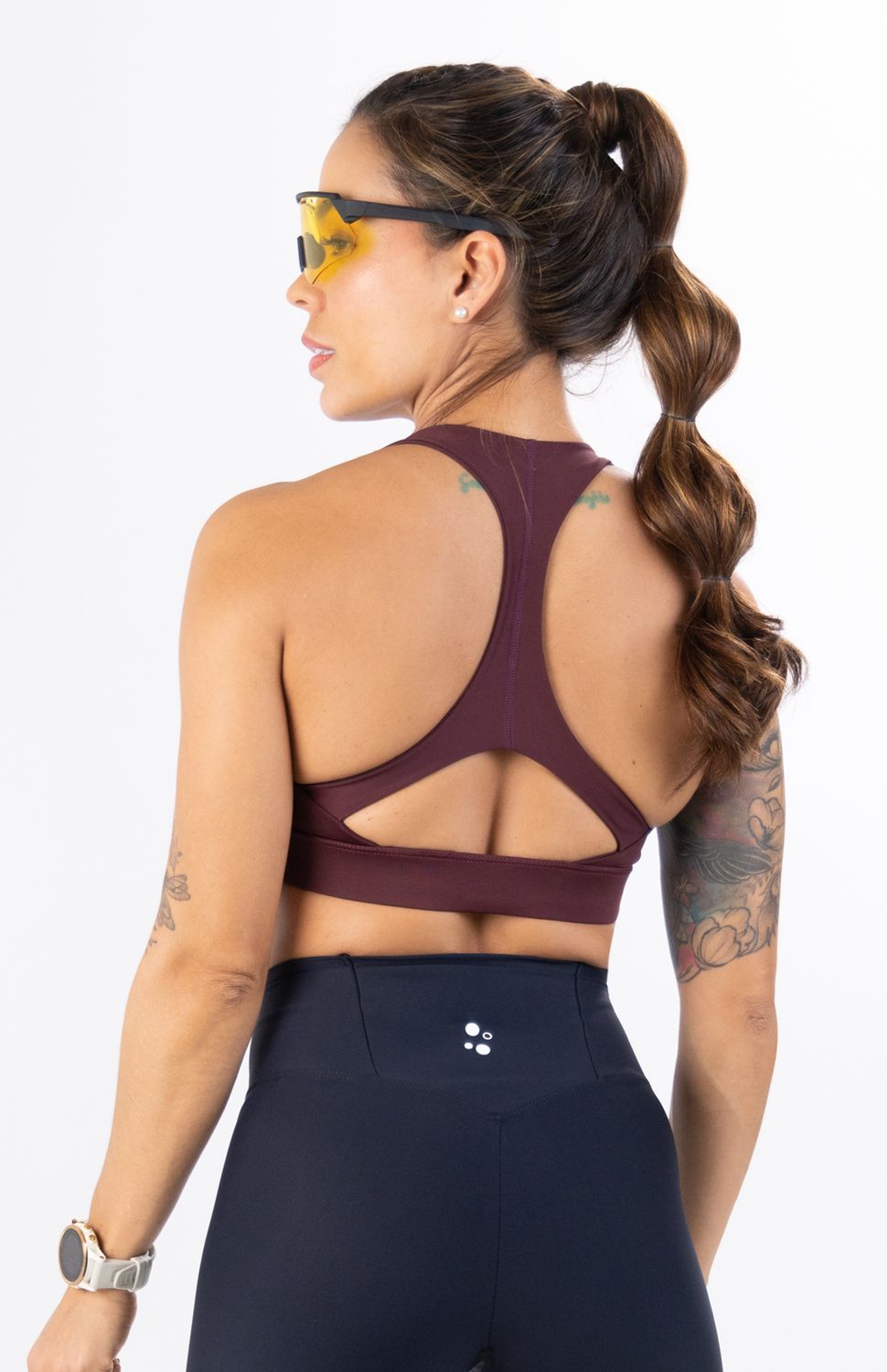 Luce un estilo sofisticado y entrena con total seguridad con el nuevo Top Deportivo Highforce de Espalda Abierta. Este top redefine el equilibrio entre un diseño estético vanguardista y la funcionalidad técnica que necesitas para tus entrenamientos de running, spinning, entrenamientos fuerza o sesiones de Yoga.
Su gran ventaja estructural radica en el contraste de sus zonas: mientras el frente está confeccionado en tela doble de alta densidad para garantizar una compresión óptima, un soporte superior y cero transparencias, la espalda presenta un diseño abierto que no solo estiliza la silueta, sino que maximiza la ventilación en las zonas de mayor sudoración. Fabricado con fibras elásticas de rápido secado y tecnología antimicrobial, este top te mantiene fresca, seca y con un ajuste premium que se mueve contigo.
Beneficios Clave:
•	Frente en Doble Tela: Capa reforzada que ofrece un soporte firme y seguro para actividades de impacto medio a alto, brindando máxima cobertura y confianza.
•	Diseño de Espalda Abierta: Silueta de ventilación estratégica que libera los omóplatos para un rango de movimiento total y un look impecable.
•	Elasticidad Ergonómica: Ajuste de compresión que moldea el torso de forma cómoda, sin oprimir ni limitar la respiración.
•	Gestión de Humedad y Olor: Textil transpirable de secado rápido con protección antimicrobial permanente que bloquea las bacterias causantes del mal olor.
 
 
 70000 
 true 
 765474163,574087863,573463925