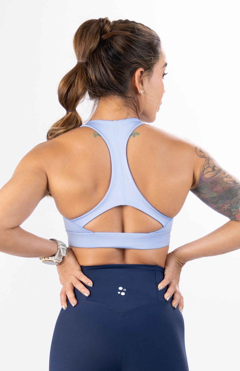 Luce un estilo sofisticado y entrena con total seguridad con el nuevo Top Deportivo Highforce de Espalda Abierta. Este top redefine el equilibrio entre un diseño estético vanguardista y la funcionalidad técnica que necesitas para tus entrenamientos de running, spinning, entrenamientos fuerza o sesiones de Yoga.
Su gran ventaja estructural radica en el contraste de sus zonas: mientras el frente está confeccionado en tela doble de alta densidad para garantizar una compresión óptima, un soporte superior y cero transparencias, la espalda presenta un diseño abierto que no solo estiliza la silueta, sino que maximiza la ventilación en las zonas de mayor sudoración. Fabricado con fibras elásticas de rápido secado y tecnología antimicrobial, este top te mantiene fresca, seca y con un ajuste premium que se mueve contigo.
Beneficios Clave:
•	Frente en Doble Tela: Capa reforzada que ofrece un soporte firme y seguro para actividades de impacto medio a alto, brindando máxima cobertura y confianza.
•	Diseño de Espalda Abierta: Silueta de ventilación estratégica que libera los omóplatos para un rango de movimiento total y un look impecable.
•	Elasticidad Ergonómica: Ajuste de compresión que moldea el torso de forma cómoda, sin oprimir ni limitar la respiración.
•	Gestión de Humedad y Olor: Textil transpirable de secado rápido con protección antimicrobial permanente que bloquea las bacterias causantes del mal olor.
 
 
 70000 
 true 
 765474163,574087863,573463925