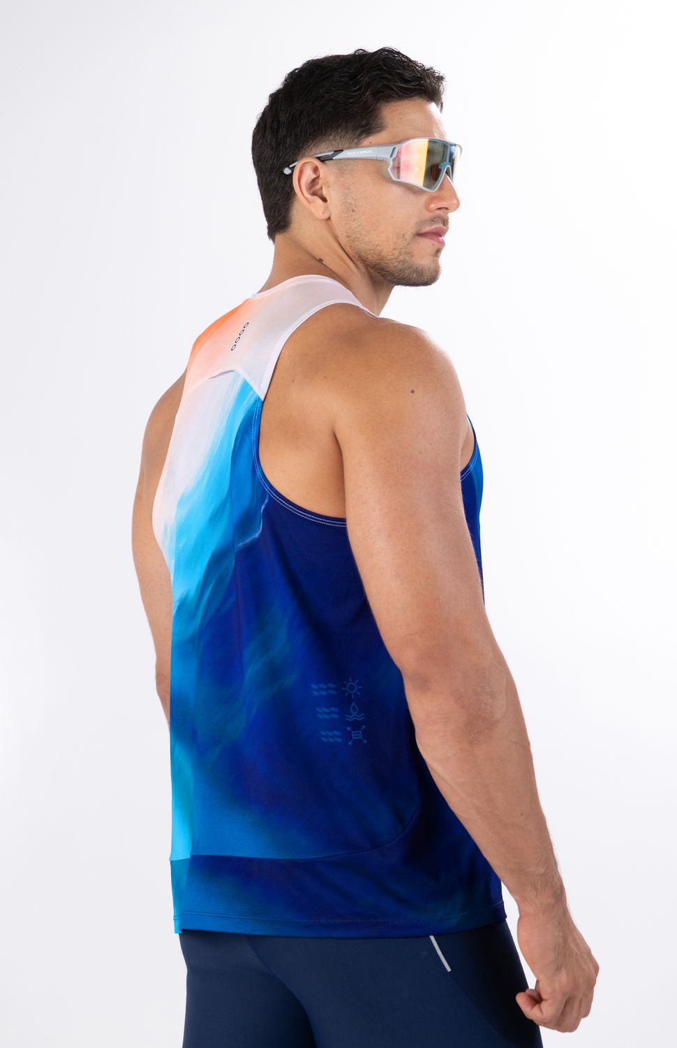 Camiseta Esqueleto de Running Highforce para Hombre con Tejido Microperforado
Lleva tu frescura al límite en los días más exigentes con la nueva Camiseta Esqueleto de Running Highforce para hombre. Diseñada bajo un enfoque de minimalismo técnico y ultra-ligereza, esta prenda esqueleto (singlet) es ideal para corredores y atletas que buscan el máximo flujo de aire y una libertad total de movimiento en los hombros y brazos durante entrenamientos intensos, sesiones de running o días de carrera.
Su pilar fundamental es un avanzado tejido microperforado de alta ingeniería que actúa como un canal de ventilación constante, permitiendo que el calor corporal se disipe de inmediato. Equipada con tecnología de rápido secado y protección antimicrobial permanente, esta camiseta expulsa la humedad en tiempo récord para evitar que la prenda se vuelva pesada con el sudor, al mismo tiempo que bloquea las bacterias causantes del mal olor para mantenerte fresco y concentrado en tus objetivos.
Beneficios Clave:
•	Tejido Microperforado Premium: Estructura de celdas abiertas que maximiza la transpirabilidad y ofrece una sensación de peso cero sobre la piel.
•	Silueta Esqueleto Ergonómica: Corte atlético que elimina las costuras en las mangas para suprimir el roce y permitir una oscilación de brazos totalmente natural.
•	Secado Rápido Avanzado: Gestión eficiente de la humedad que evita la saturación de sudor, manteniendo la prenda ligera desde el primer hasta el último kilómetro.
•	Acción Antimicrobial: Tratamiento textil que previene de forma duradera la proliferación de olores, alargando la vida útil de tu ropa deportiva.

 
 "https://static.wixstatic.com/media/02498f_5d634f928ad94bcd8fc4565533d32526~mv2.jpg" 
 86000 
 true 
 765474163,574087863,573463925