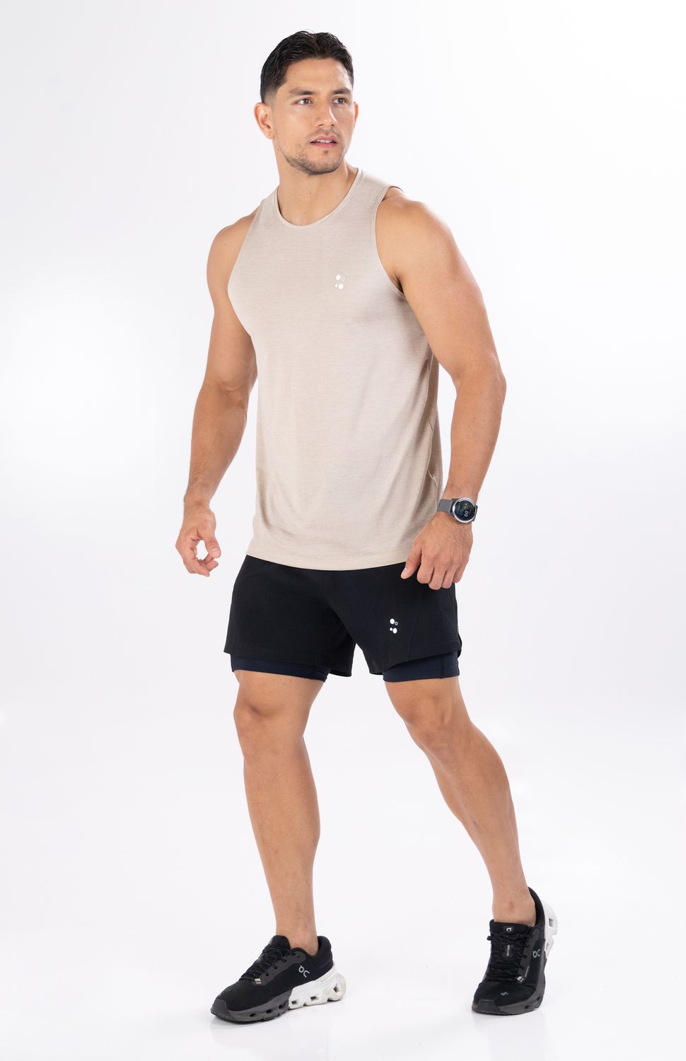 Revoluciona tus entrenamientos de larga distancia y carreras con el nuevo Short de Running Highforce para hombre. Diseñado específicamente para responder a las exigencias de los corredores de fondo, este short está confeccionado con un tejido técnico de elongación bidireccional que acompaña la biomecánica de tu zancada con una flexibilidad absoluta. Su diseño ergonómico de tiro medio incorpora una pretina elástica con cordón ajustable para garantizar un soporte firme y personalizado en cada kilómetro.
El núcleo de su funcionalidad radica en sus innovadores componentes de rendimiento: cuenta con un bóxer interno de compresión ligera con bolsillos integrados de almacenamiento seguro y sin rebote para tus geles o llaves. Además, incorpora un detalle único en la parte posterior: porta-camiseta diseñado para colgar tu prenda de forma segura cuando el calor aumenta durante la carrera. Fabricado con fibras de rápido secado, este short elimina la humedad de inmediato para evitar rozaduras, manteniéndote ligero, seco y enfocado en romper tus récords personales.
Beneficios Clave:
•	Detalle Porta-Camiseta Posterior: Práctico lazo integrado en la zona lumbar que te permite quitarte y colgar tu camiseta con total estabilidad y sin detener el paso.
•	Bóxer Interno con Bolsillos: Short interior que ofrece una cobertura óptima, previene rozaduras por fricción en los muslos y cuenta con compartimentos discretos para tus esenciales.
•	Tejido Elástico Bidireccional: Material flexible de alta ingeniería que estira en dos direcciones para otorgar una libertad de movimiento sin precedentes.
•	Gestión de Humedad Avanzada: Textil ultra liviano de secado rápido que disipa el sudor de inmediato, evitando que la prenda sume peso.
•	Visibilidad Reflectiva: Detalles reflectivos estratégicos en la parte trasera que aumentan la seguridad en rutas nocturnas o de madrugada

 
 "
https://static.wixstatic.com/media/02498f_eaaca1b95b824fa29645b7408b6c2bd9~mv2.jpg"
 
 120000 
 true 
 765474163,574087863,573463925