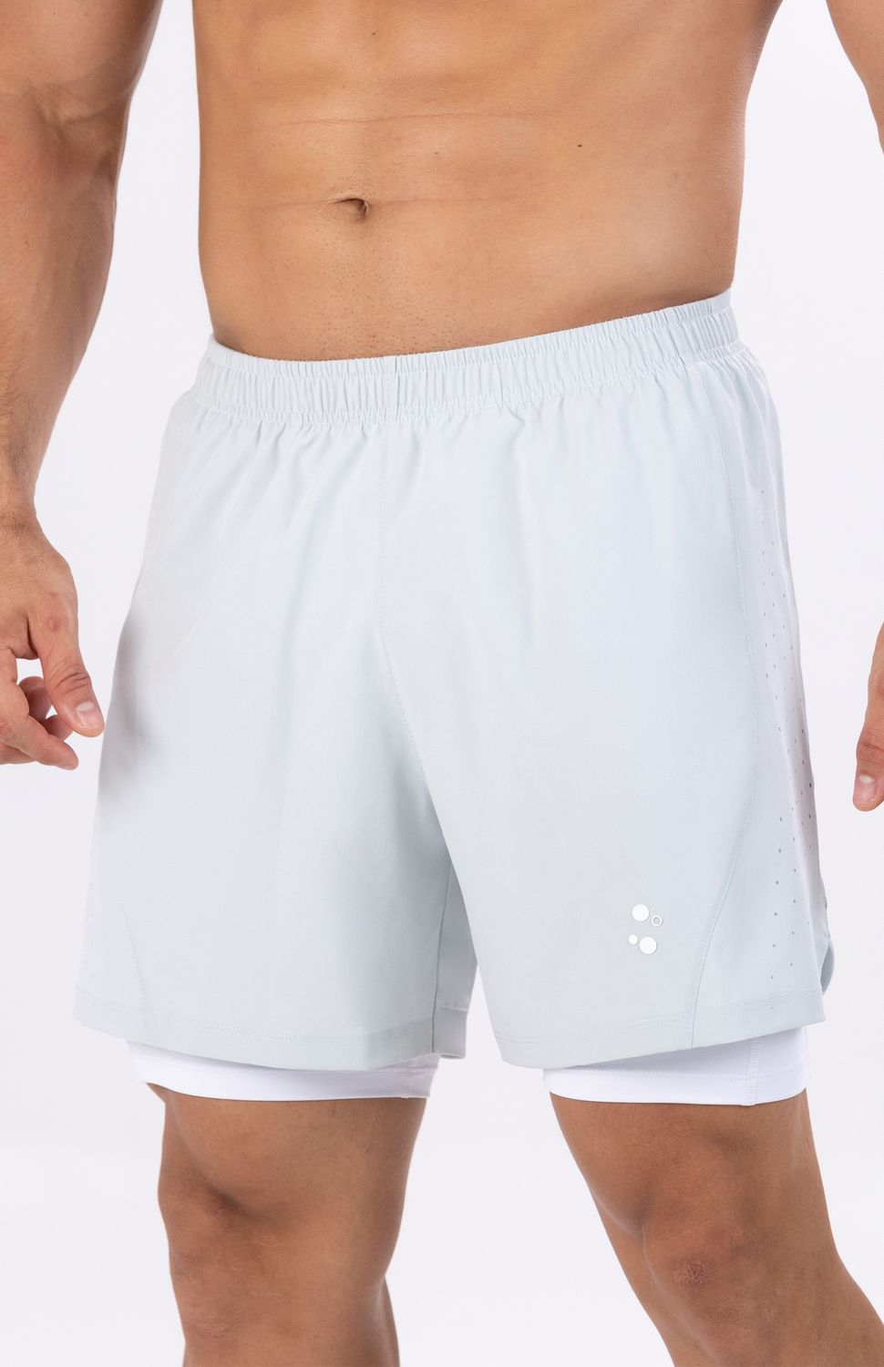 Revoluciona tus entrenamientos de larga distancia y carreras con el nuevo Short de Running Highforce para hombre. Diseñado específicamente para responder a las exigencias de los corredores de fondo, este short está confeccionado con un tejido técnico de elongación bidireccional que acompaña la biomecánica de tu zancada con una flexibilidad absoluta. Su diseño ergonómico de tiro medio incorpora una pretina elástica con cordón ajustable para garantizar un soporte firme y personalizado en cada kilómetro.
El núcleo de su funcionalidad radica en sus innovadores componentes de rendimiento: cuenta con un bóxer interno de compresión ligera con bolsillos integrados de almacenamiento seguro y sin rebote para tus geles o llaves. Además, incorpora un detalle único en la parte posterior: porta-camiseta diseñado para colgar tu prenda de forma segura cuando el calor aumenta durante la carrera. Fabricado con fibras de rápido secado, este short elimina la humedad de inmediato para evitar rozaduras, manteniéndote ligero, seco y enfocado en romper tus récords personales.
Beneficios Clave:
•	Detalle Porta-Camiseta Posterior: Práctico lazo integrado en la zona lumbar que te permite quitarte y colgar tu camiseta con total estabilidad y sin detener el paso.
•	Bóxer Interno con Bolsillos: Short interior que ofrece una cobertura óptima, previene rozaduras por fricción en los muslos y cuenta con compartimentos discretos para tus esenciales.
•	Tejido Elástico Bidireccional: Material flexible de alta ingeniería que estira en dos direcciones para otorgar una libertad de movimiento sin precedentes.
•	Gestión de Humedad Avanzada: Textil ultra liviano de secado rápido que disipa el sudor de inmediato, evitando que la prenda sume peso.
•	Visibilidad Reflectiva: Detalles reflectivos estratégicos en la parte trasera que aumentan la seguridad en rutas nocturnas o de madrugada

 
 "
https://static.wixstatic.com/media/02498f_eaaca1b95b824fa29645b7408b6c2bd9~mv2.jpg"
 
 120000 
 true 
 765474163,574087863,573463925