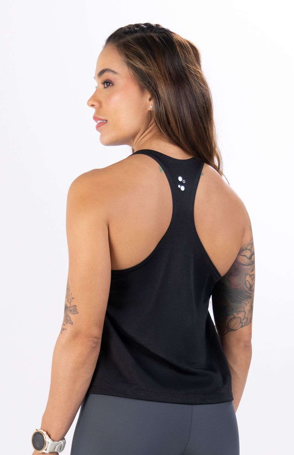 Camiseta Deportiva Manga Sisa Highforce para Mujer - Diseño Racerback con Aberturas Laterales.
Redefine tu comodidad y estilo deportivo con la nueva Camiseta Deportiva Manga Sisa Highforce para mujer. Esta blusa sisa de silueta fluida destaca por su innovador diseño con aberturas laterales pronunciadas, una estructura que no solo aporta una caída moderna y sofisticada, sino que maximiza la ventilación y la libertad de movimiento en caderas y zona media durante tus entrenamientos más exigentes.
Su espalda con corte tipo racerback (espalda atlética) despeja los omóplatos por completo para garantizar un braceo natural y sin restricciones en sesiones de running, funcional o gimnasio. Confeccionada con un tejido técnico ultraliviano de acabado texturizado premium, incorpora tecnología de rápido secado que evapora el sudor al instante para evitar rozaduras, junto con una protección antimicrobial permanente que frena las bacterias causantes del mal olor, manteniéndote fresca, ligera y enfocada en tus objetivos.
Beneficios Clave:
•	Aberturas Laterales de Flujo Libre: Cortes en los costados que mejoran la flexibilidad de la prenda, evitando que se entalle o se suba al moverte.
•	Espalda Atlética Racerback: Silueta ergonómica en la parte posterior que optimiza la movilidad de los hombros y resalta tu top deportivo favorito.
•	Tejido Técnico Ultraliviano: Fibra de alta ingeniería que ofrece máxima frescura con una textura suave y un peso mínimo sobre el cuerpo.
•	Secado Rápido y Control de Olor: Gestión eficiente de la humedad combinada con acción antimicrobial permanente para entrenar libre de sudor y malos olores.
 
 
 70000 
 true 
 765474163,574087863,573463925