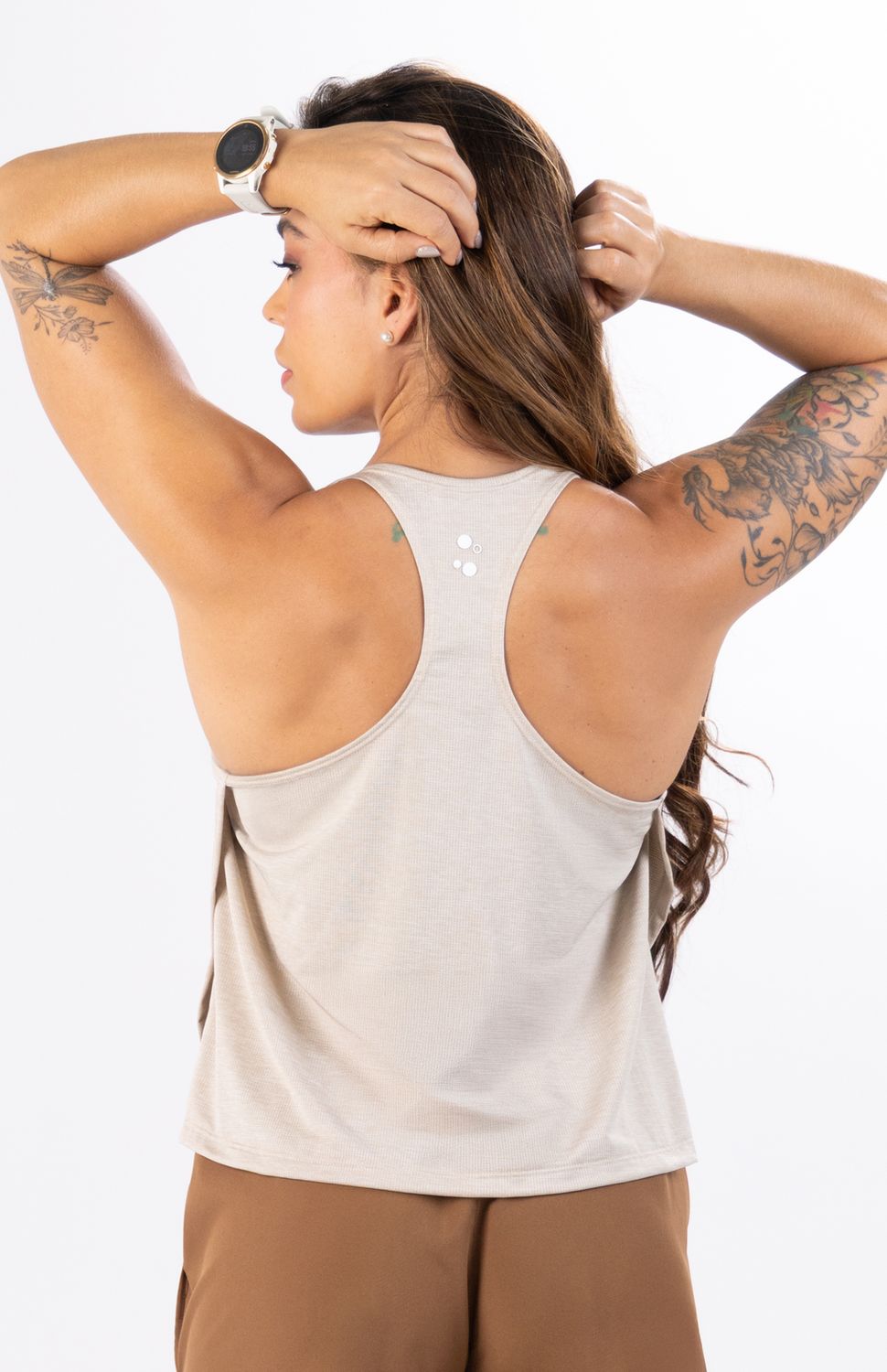 Camiseta Deportiva Manga Sisa Highforce para Mujer - Diseño Racerback con Aberturas Laterales.
Redefine tu comodidad y estilo deportivo con la nueva Camiseta Deportiva Manga Sisa Highforce para mujer. Esta blusa sisa de silueta fluida destaca por su innovador diseño con aberturas laterales pronunciadas, una estructura que no solo aporta una caída moderna y sofisticada, sino que maximiza la ventilación y la libertad de movimiento en caderas y zona media durante tus entrenamientos más exigentes.
Su espalda con corte tipo racerback (espalda atlética) despeja los omóplatos por completo para garantizar un braceo natural y sin restricciones en sesiones de running, funcional o gimnasio. Confeccionada con un tejido técnico ultraliviano de acabado texturizado premium, incorpora tecnología de rápido secado que evapora el sudor al instante para evitar rozaduras, junto con una protección antimicrobial permanente que frena las bacterias causantes del mal olor, manteniéndote fresca, ligera y enfocada en tus objetivos.
Beneficios Clave:
•	Aberturas Laterales de Flujo Libre: Cortes en los costados que mejoran la flexibilidad de la prenda, evitando que se entalle o se suba al moverte.
•	Espalda Atlética Racerback: Silueta ergonómica en la parte posterior que optimiza la movilidad de los hombros y resalta tu top deportivo favorito.
•	Tejido Técnico Ultraliviano: Fibra de alta ingeniería que ofrece máxima frescura con una textura suave y un peso mínimo sobre el cuerpo.
•	Secado Rápido y Control de Olor: Gestión eficiente de la humedad combinada con acción antimicrobial permanente para entrenar libre de sudor y malos olores.
 
 
 70000 
 true 
 765474163,574087863,573463925