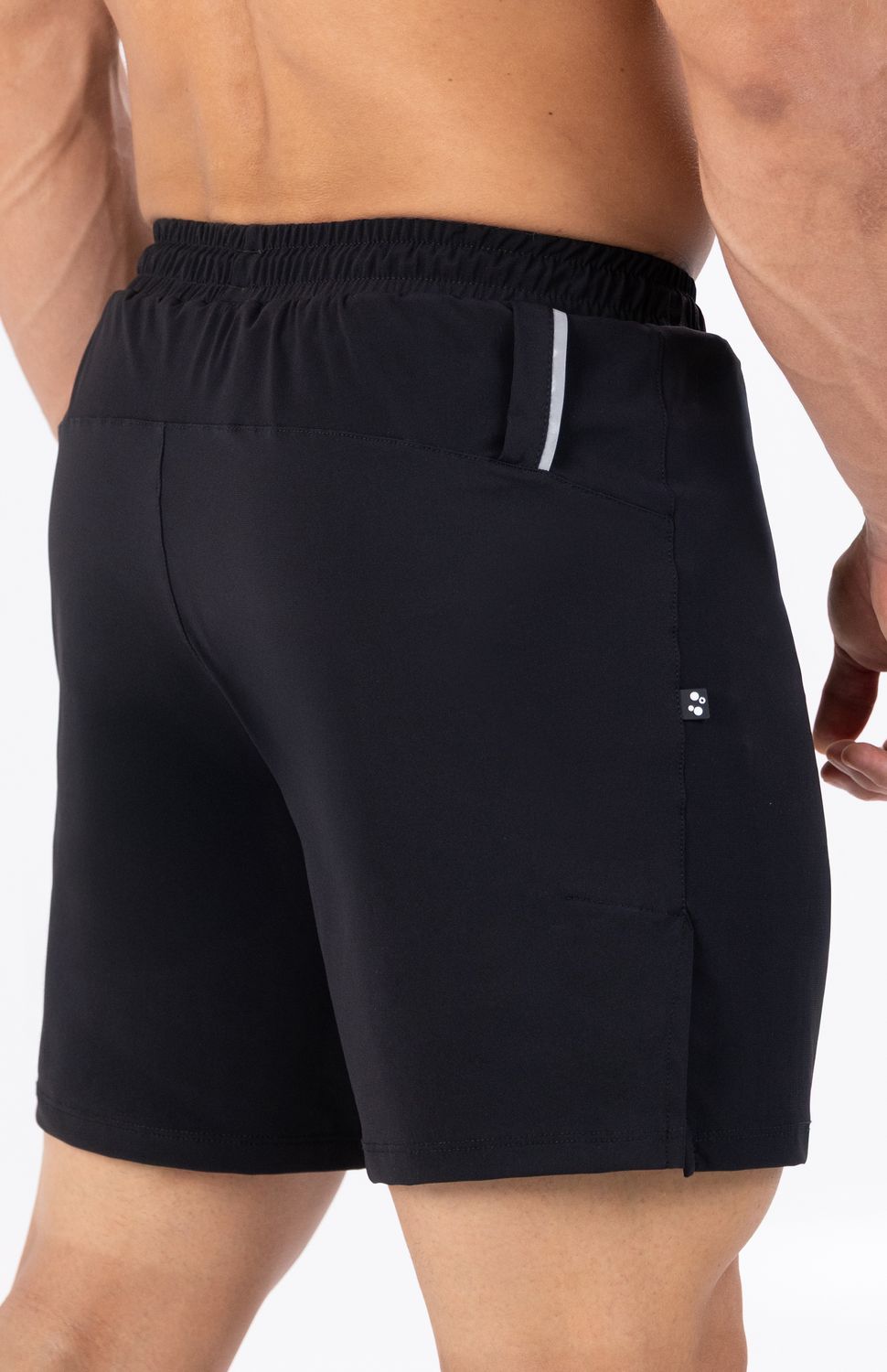 Maximiza tu velocidad y confort en cada zancada con la nueva Pantaloneta de Running Highforce para hombre. Diseñada para ofrecer una ligereza absoluta en tus entrenamientos diarios y fondos largos, esta prenda cuenta con un tejido elástico bidireccional de alto rendimiento que se adapta fluidamente a la biomecánica de tu carrera, permitiendo una apertura de zancada total y sin restricciones.
Su elemento clave es el bóxer interno integrado, confeccionado con un textil técnico ultrasuave que brinda soporte ergonómico óptimo y previene por completo las rozaduras por fricción. Todo el conjunto está equipado con tecnología de rápido secado y protección antimicrobial avanzada, un sistema de gestión de humedad que evapora el sudor en tiempo récord y bloquea las bacterias causantes del mal olor, manteniéndote fresco, ligero y enfocado en romper tus marcas de principio a fin.
Beneficios Clave:
•	Elasticidad Bidireccional: Tejido exterior ultraligero que estira en dos direcciones para garantizar una libertad de movimiento sin límites.
•	Bóxer Interno de Soporte: Forro interior integrado que reemplaza la ropa interior tradicional, reduciendo el roce y manteniendo el soporte muscular en su lugar.
•	Control de Sudor y Olor: Tecnología textil transpirable de secado rápido y acción antimicrobial permanente que previene la humedad y los malos olores.
•	Diseño Ergonómico para Running: Silueta optimizada para corredores que buscan reducir el peso y mejorar la ventilación en distancias cortas o maratones.

 
 "
https://static.wixstatic.com/media/02498f_eaaca1b95b824fa29645b7408b6c2bd9~mv2.jpg" 
 120000 
 true 
 765474163,574087863,573463925