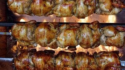Pollo a l´ast con patatas asadas y tarrina de alioli
