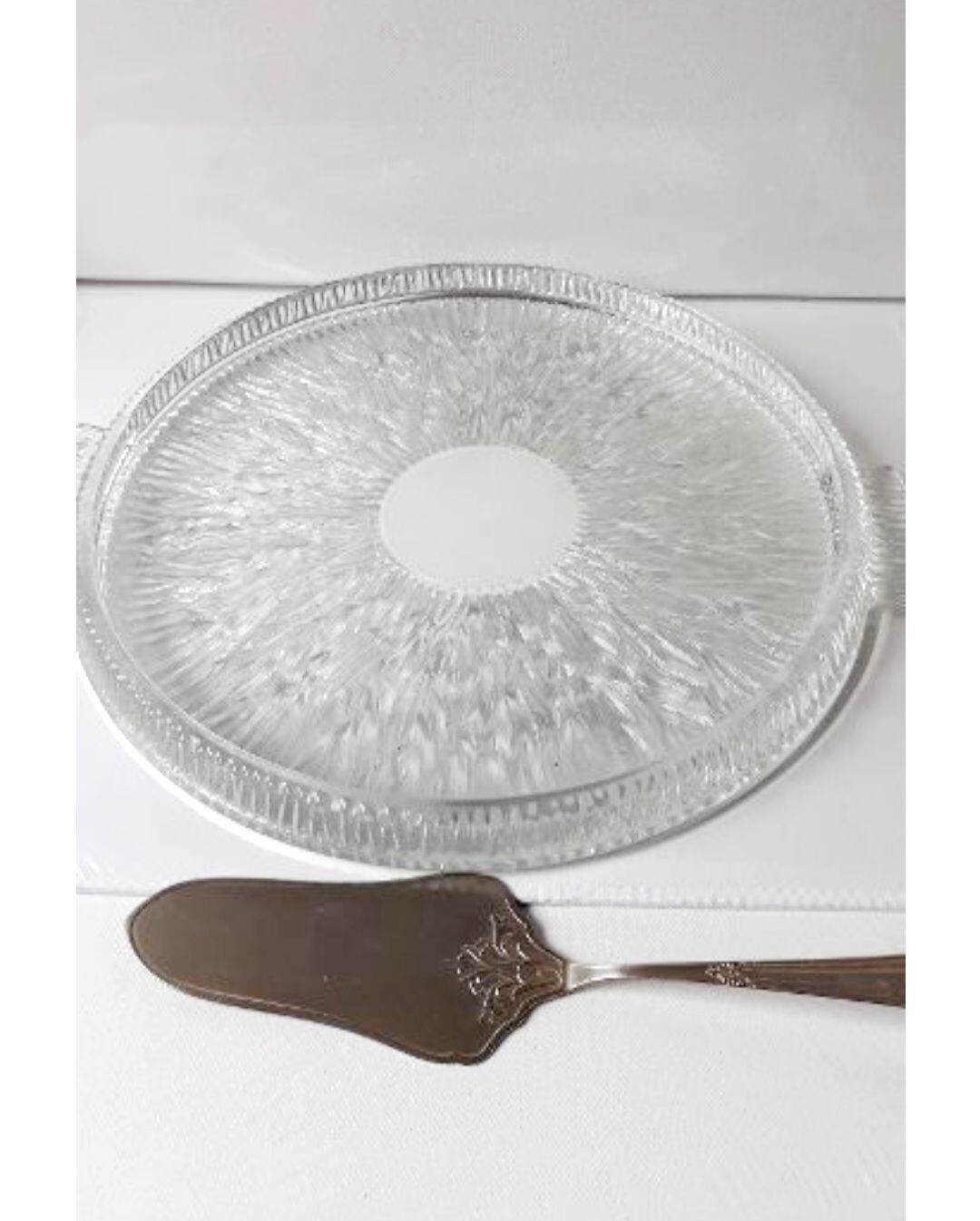 Alte Tortenplatte, Glas, kleiner Rand, ca. 30 cm Durchmesser *