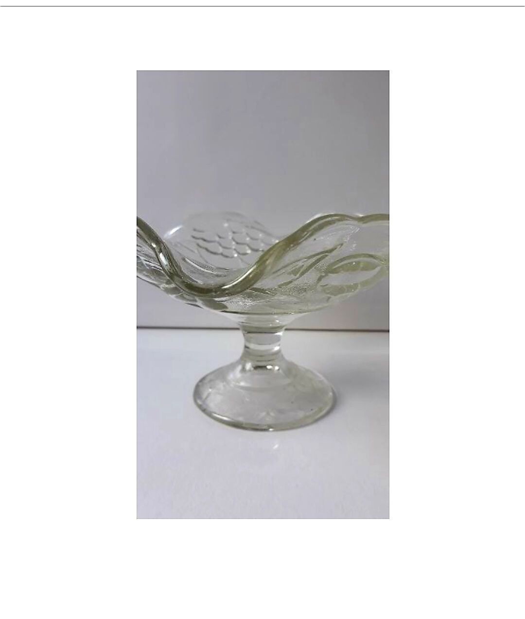 Alte Tischschale mit Fuß, Obstmotive, ca. 21 cm Durchmesser, ca. 12,5 cm hoch *