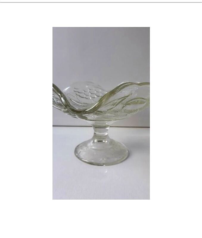 Alte Tischschale mit Fuß, Obstmotive, ca. 21 cm Durchmesser, ca. 12,5 cm hoch *