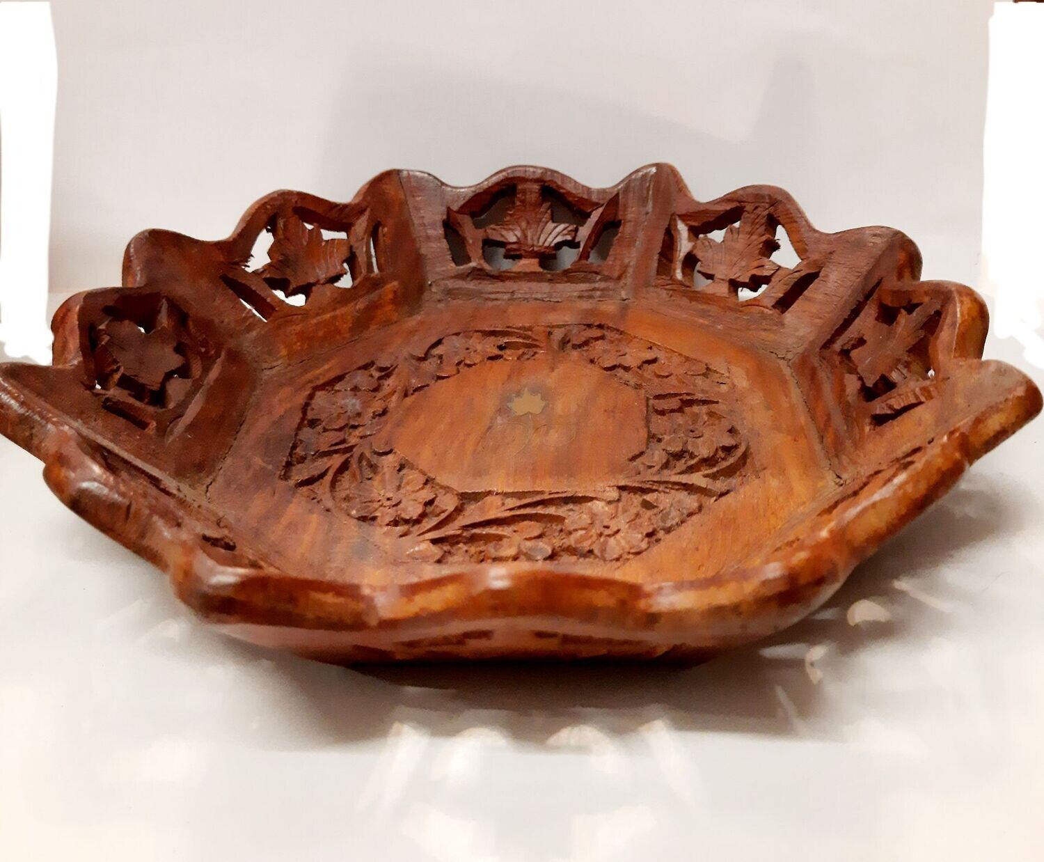 - Wunderschöne Holzschale mit kleiner Messingintarsie, ca. 20 cm im Durchmesser und ca. 4 cm hoch.