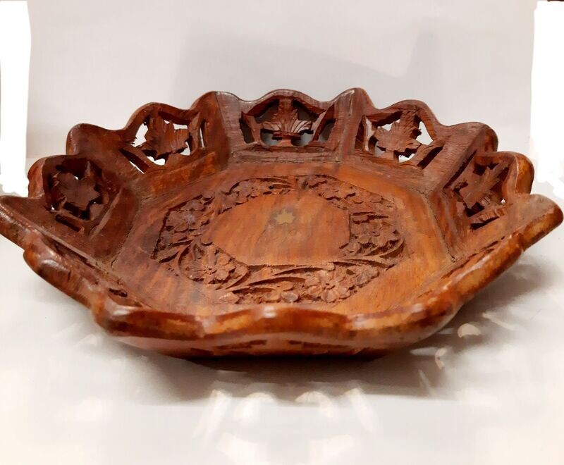 - Wunderschöne Holzschale mit kleiner Messingintarsie, ca. 20 cm im Durchmesser und ca. 4 cm hoch.