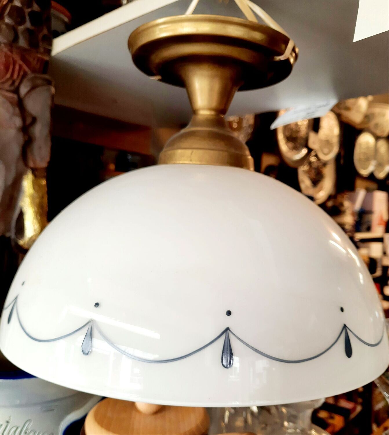 Berliner Messinglampe, Original, Deckenlampe, Schirm mundgeblasen, handbemalt, Höhe ca. gesamt 21 cm einschl. Messinghalter, Durchmesser des Glasschirmes ca. 25 cm