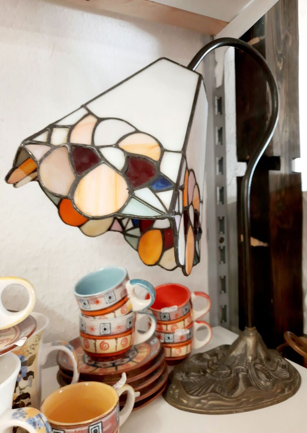Bildschöne Tiffany-Lampe, ca. 70er Jahre, Halter ca. 39 cm hoch, der Schirm ist ca. 20 cm im Durchmesser und ca. 20 cm hoch