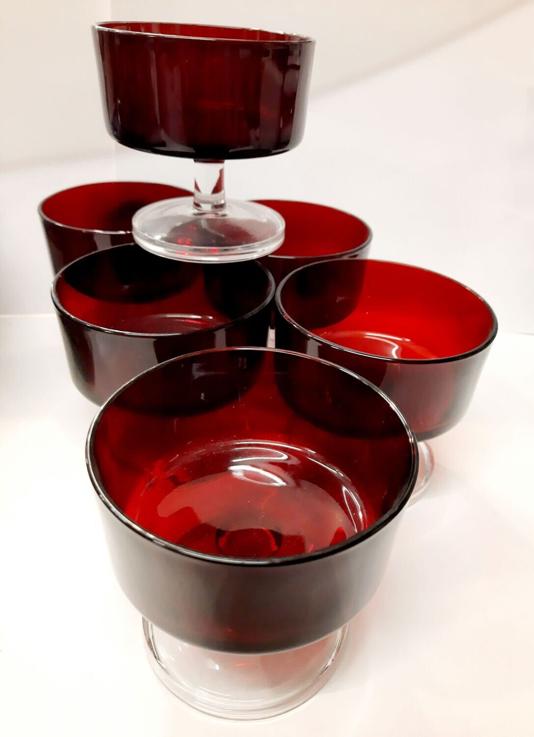 - Altes Glas, Luminarc France, 6 Schalen als Dessert- oder Sektschalen, 70er Jahre, als Set, 1a Zustand, 1 Glas ca. 8 cm hoch und ca. 8,4 cm im Durchmesser.