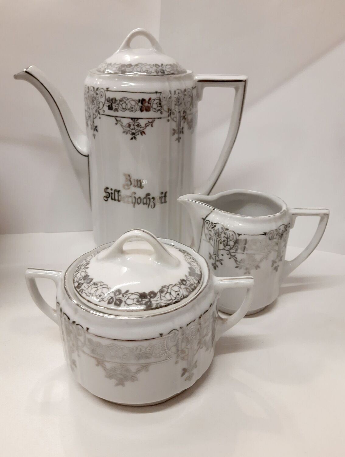 - Altes Porzellan - Set Silberhochzeit, Kaffeekanne, Zuckerdose, Milchgießer, leichter Silberrand-Abrieb, ca. Jarhundertwende. Set = 3 Teile