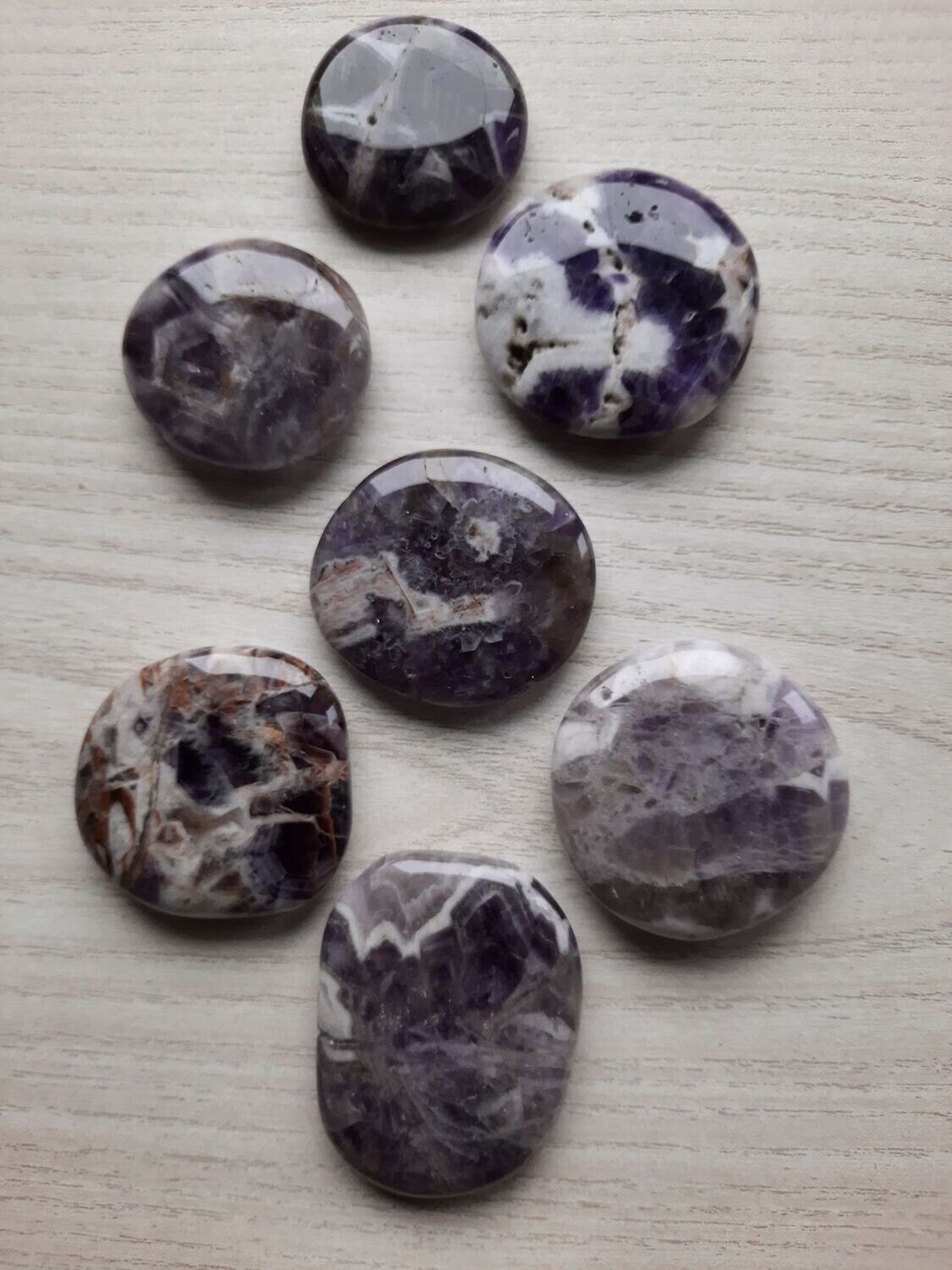 Amethyst, Handschmeichler, je Stück 8,95, ich pendele den für Sie richtigen Stein aus. Die Steingröße ist ca. von 3,5-5 x 4 cm