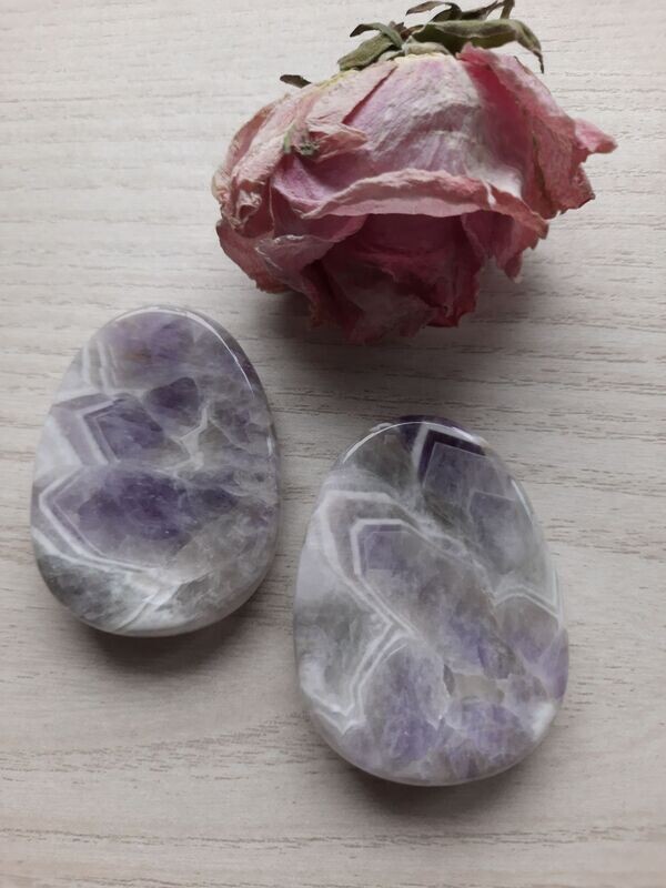 Amethyst, Handschmeichler, ca. 5 x 3,7 cm, Amethyst. Je 14,95 €. Ich pendele den für Sie richtigen Stein aus.