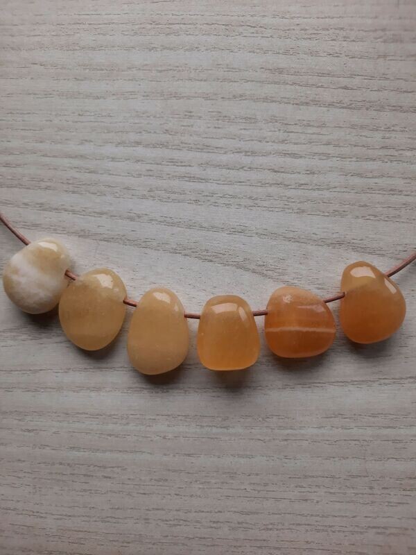 Orangencalzit, Anhänger, je Stück 8,95, ca. 2,7/2,0/0,8 cm, ich pendele den für Sie richtigen Stein aus.