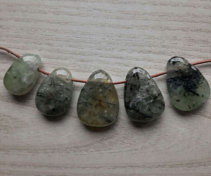 Prehnit, Australien, je Stück 9,95, ich pendele den für Sie richtigen Stein aus.
