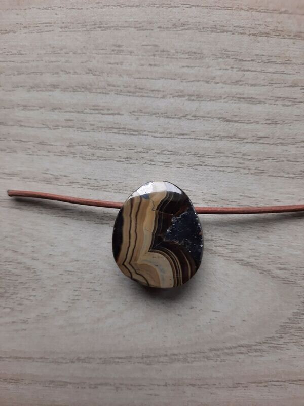 Schalenblende-Anhänger (Polen), auch Zinkblende, ca. 2,3/2,5/0,8 cm, ohne Lederbändchen