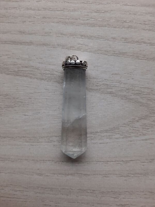 Hiddenit, Brasilien, bildschöner Anhänger, 925-er Silber gefaßt, ca. 5,0/4,3/1,2 cm