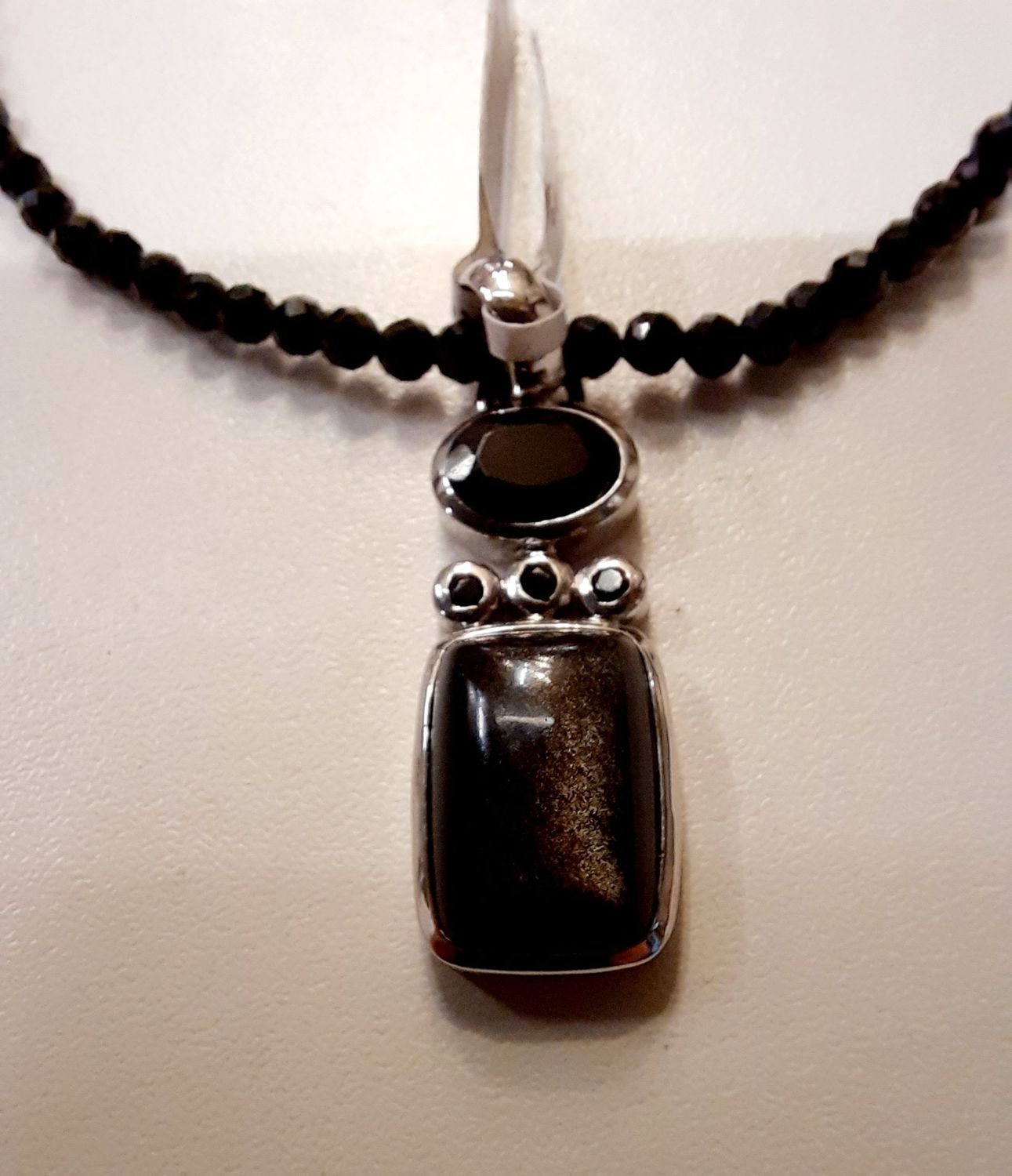 Spinellanhänger mit Obsidian an Spinellkette