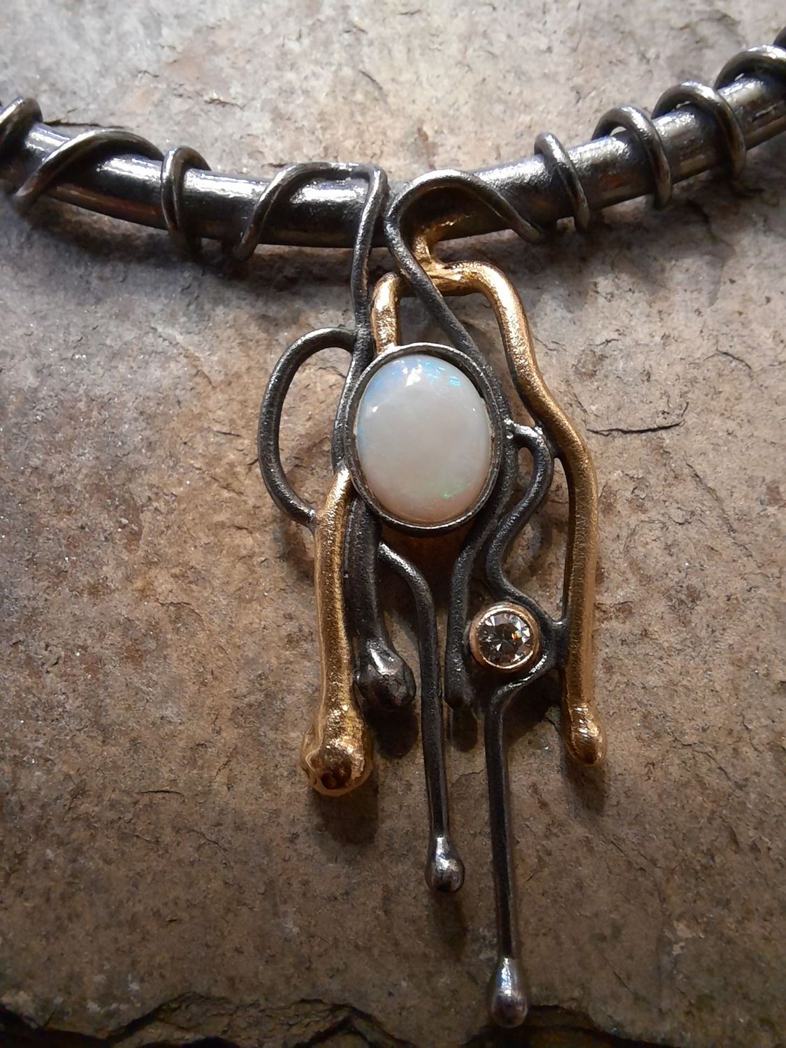 Opal gefasst in 925-er Silber, bewußt geschwärzt