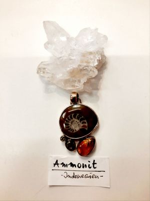 Ammonit-Anhänger trifft auf Bernstein, Labradorit und Peridot. Ein außergewöhnlich schönes Unikat-Schmuck-Teil, in 925-er Silber gebettet.