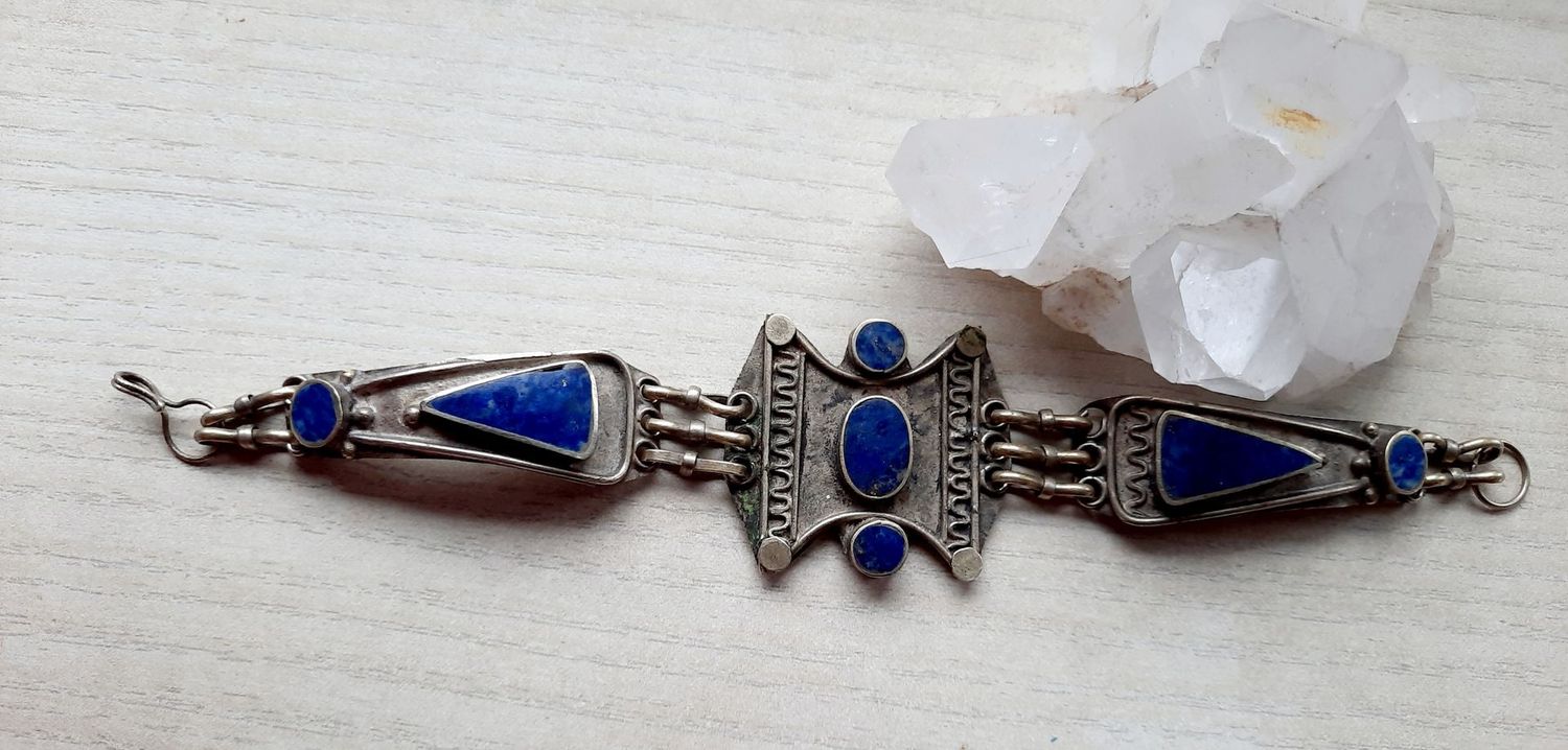 Altes, handgefertigtes Armband Lapislazulisteine