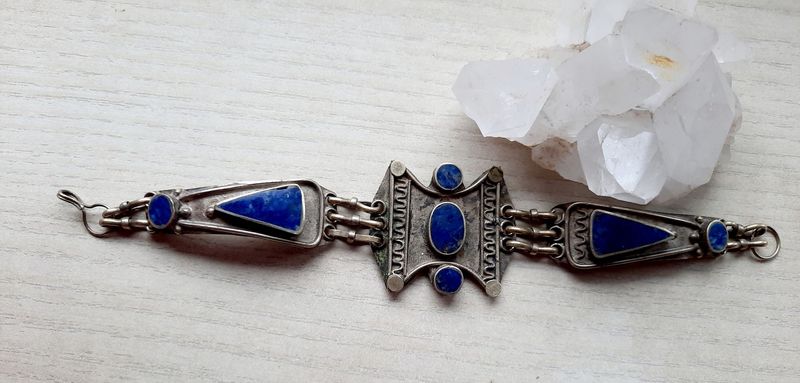 Altes, handgefertigtes Armband Lapislazulisteine