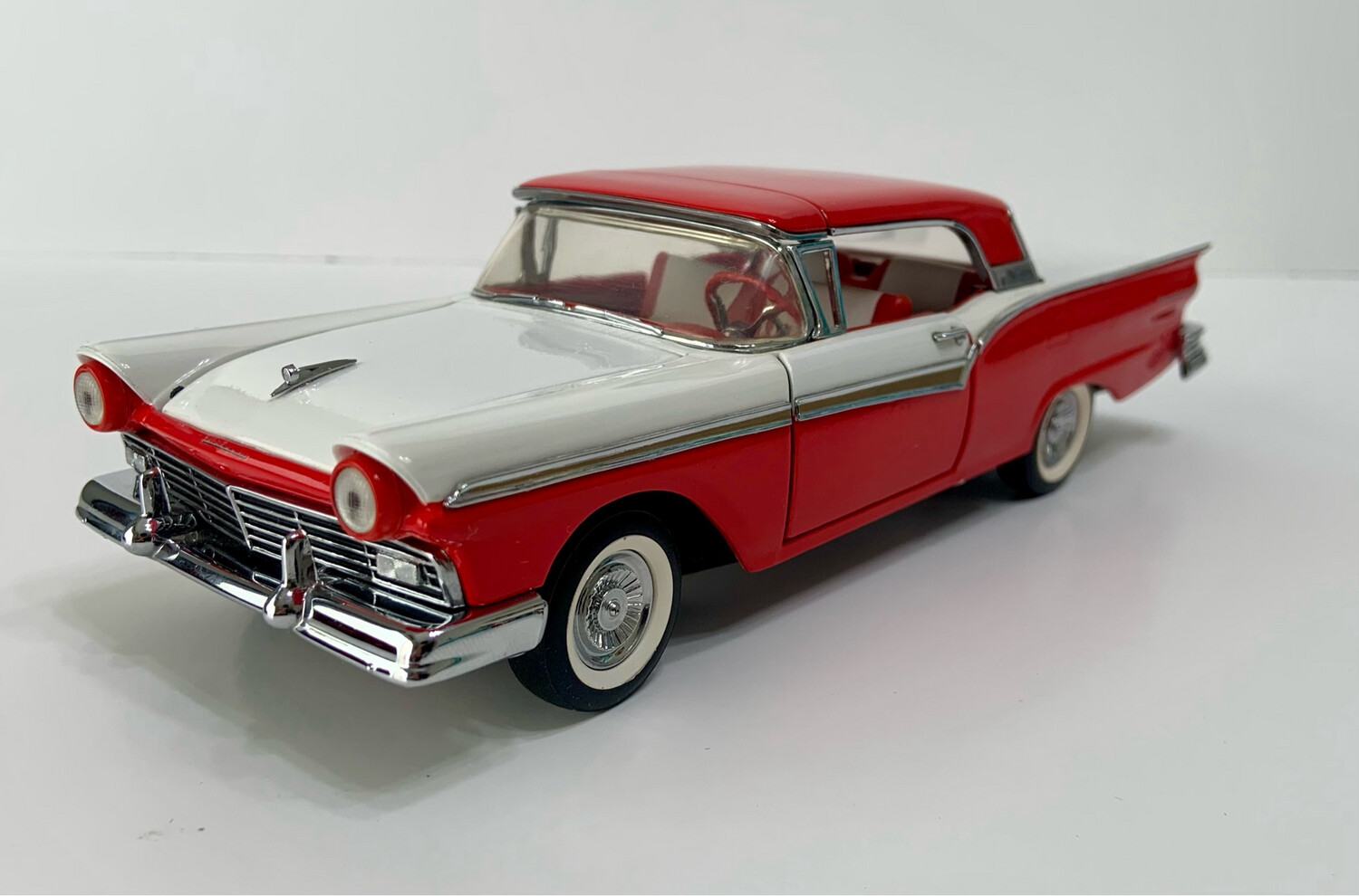 1957 Ford Skyliner - Scale of 1:24
