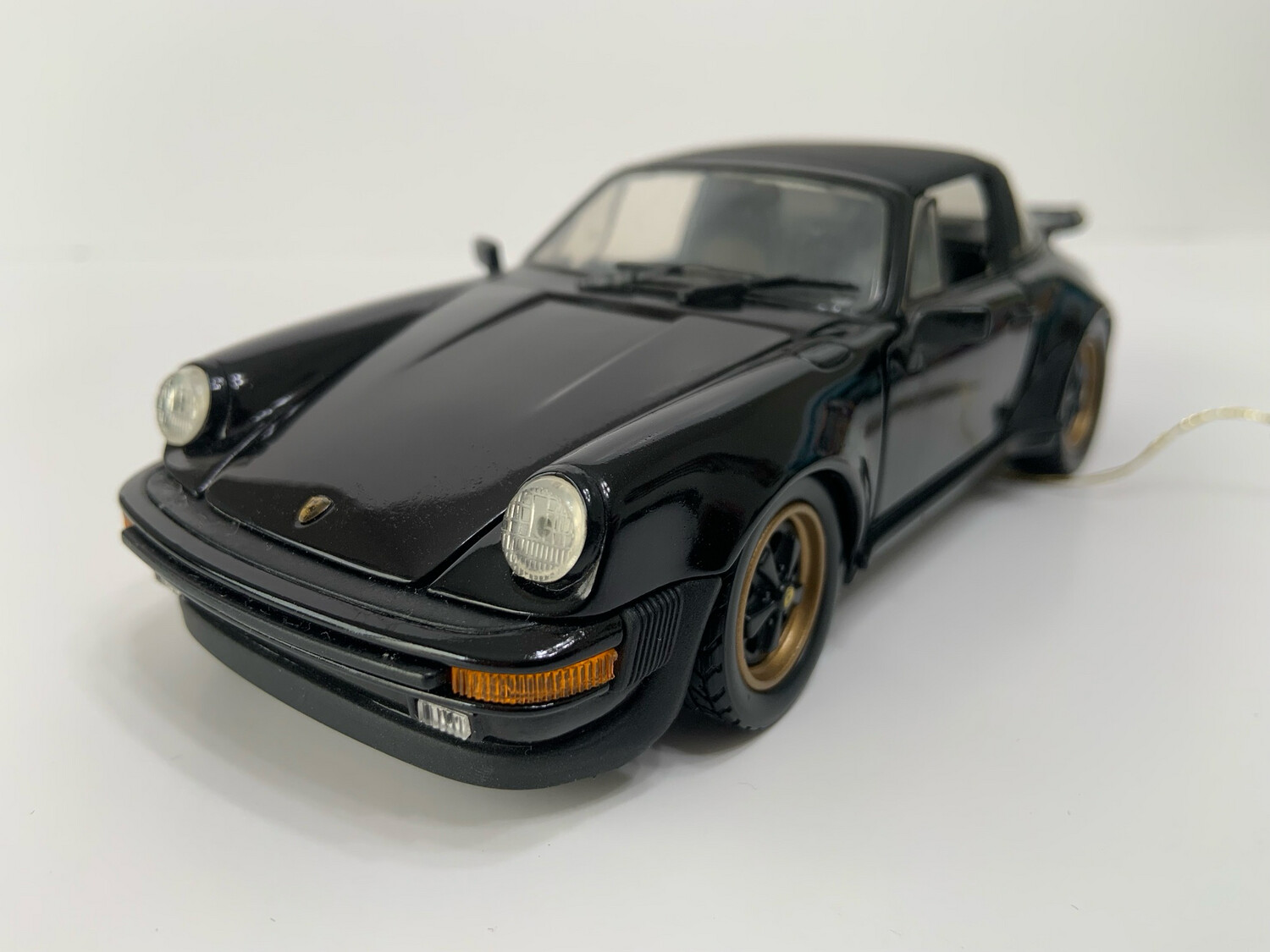 1988 Porsche 911 Targa - Scale of 1:24