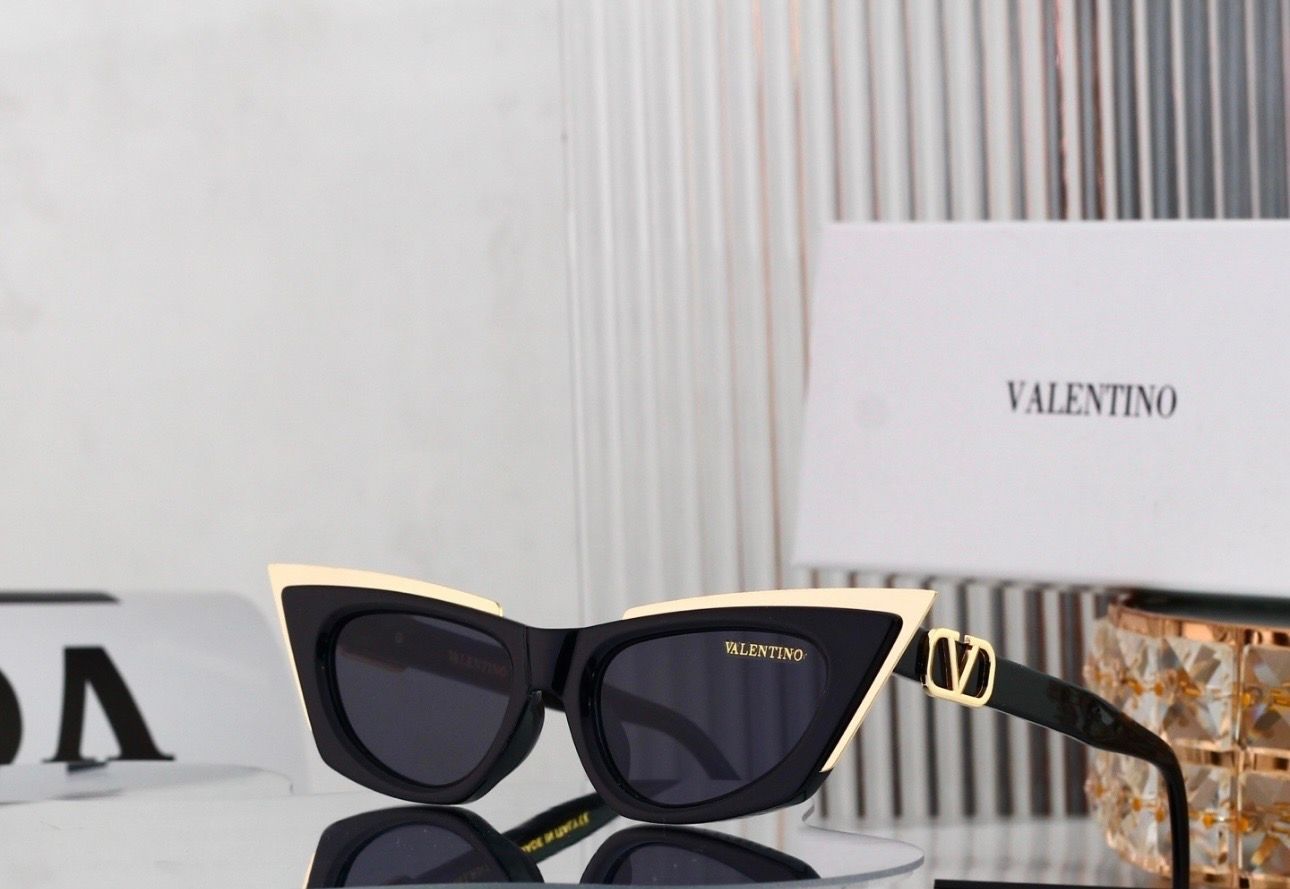 Valentino Noir Élite Shades