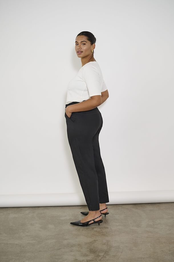 Kaffe Curve 10581546 Women's Leana Chino 7/8 Pants – Black Deep