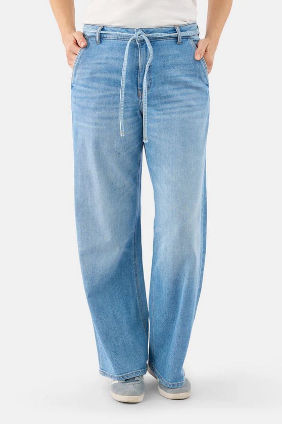 B. Copenhagen 220080 Women's Wide Leg & Light Wash Denim Jeans